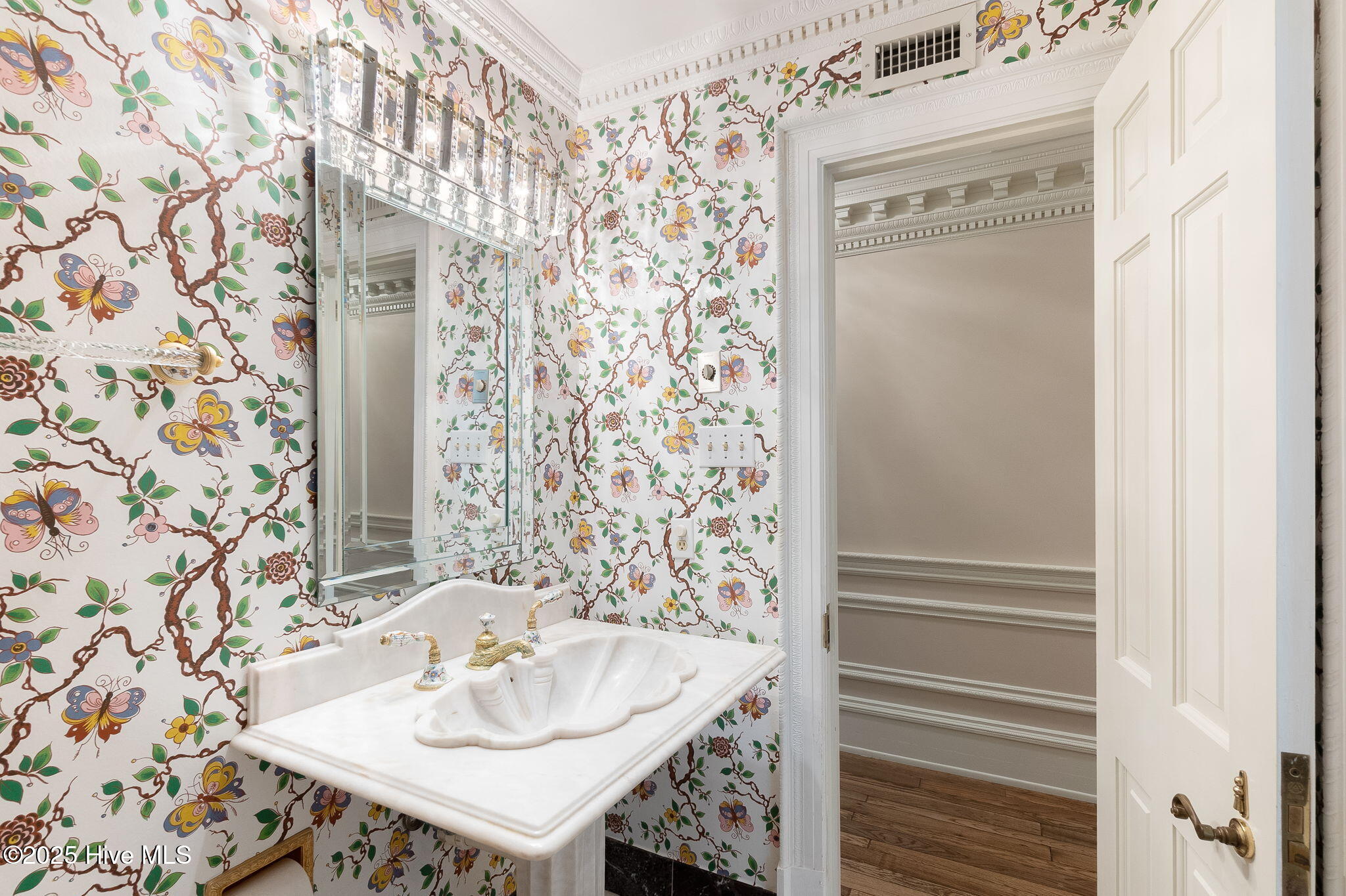 100528330 | Photo 45