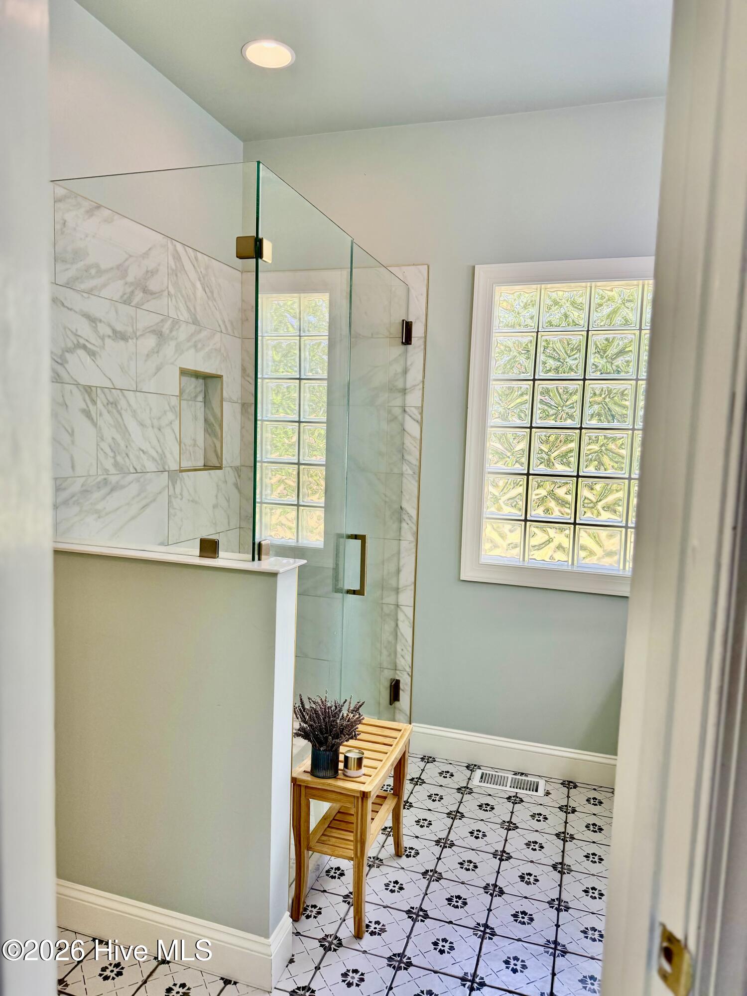 100565672 | Photo 15