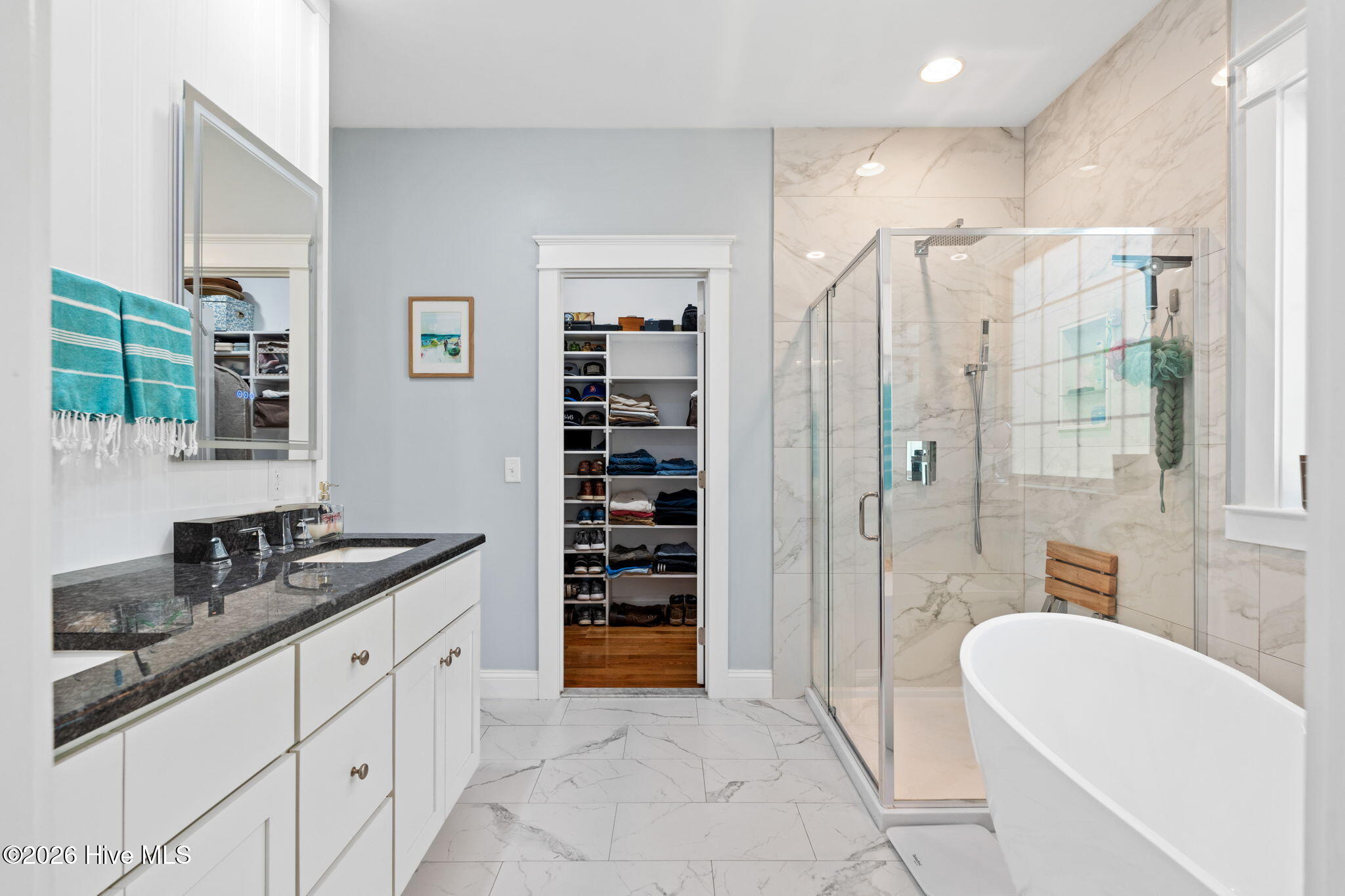 100568987 | Photo 23