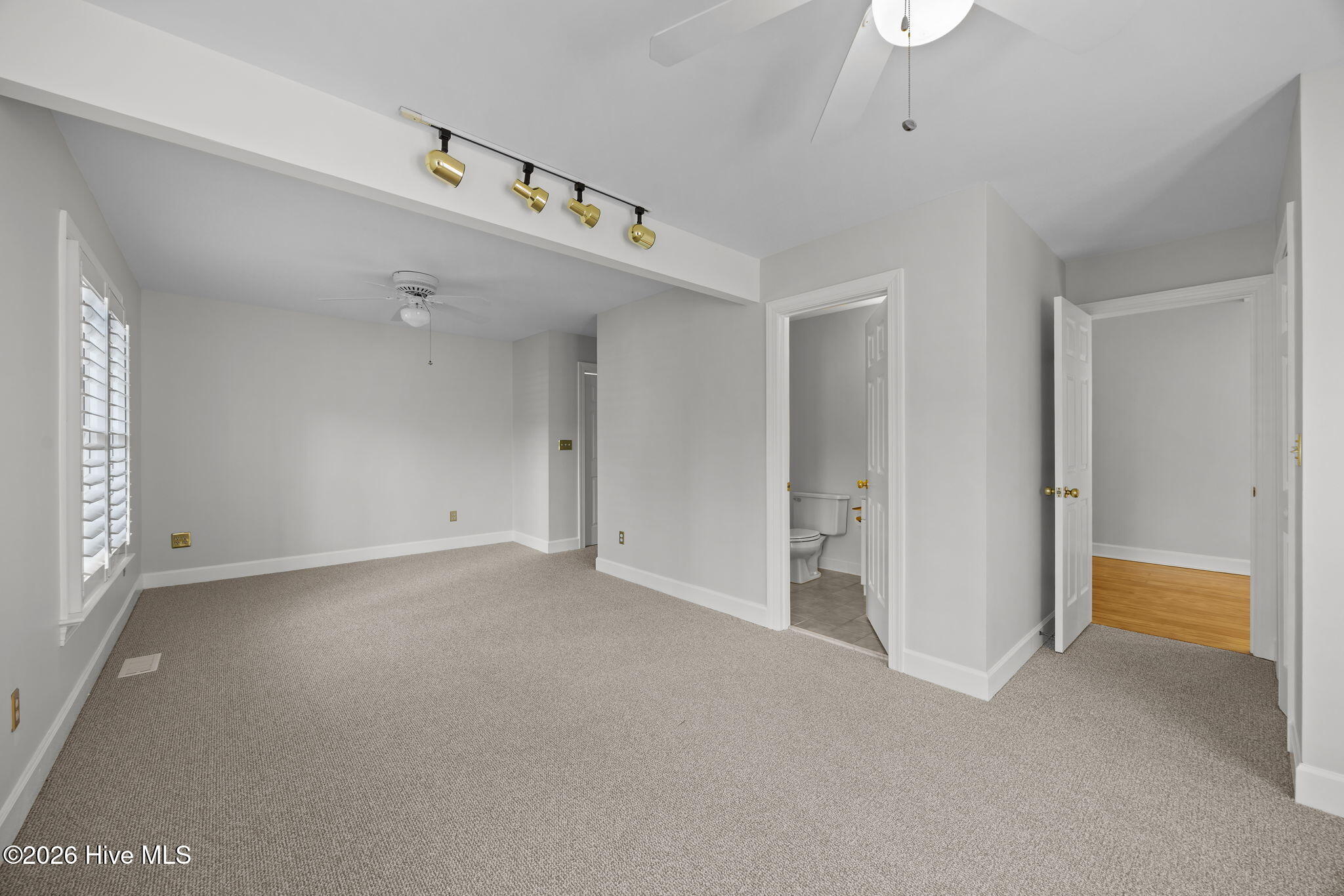 100551579 | Photo 26