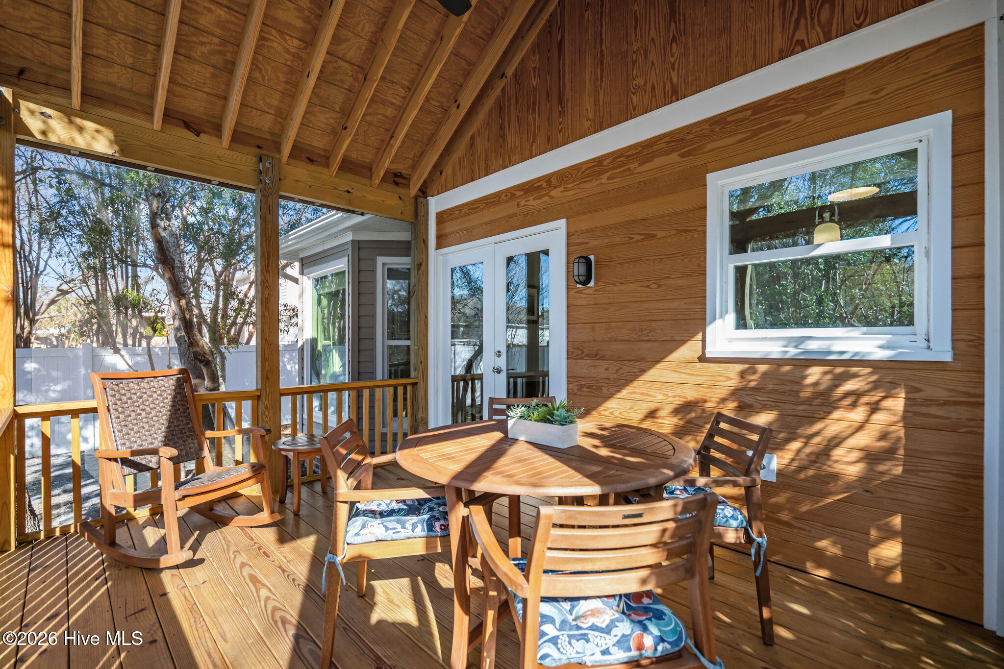 100547043 | Photo 17