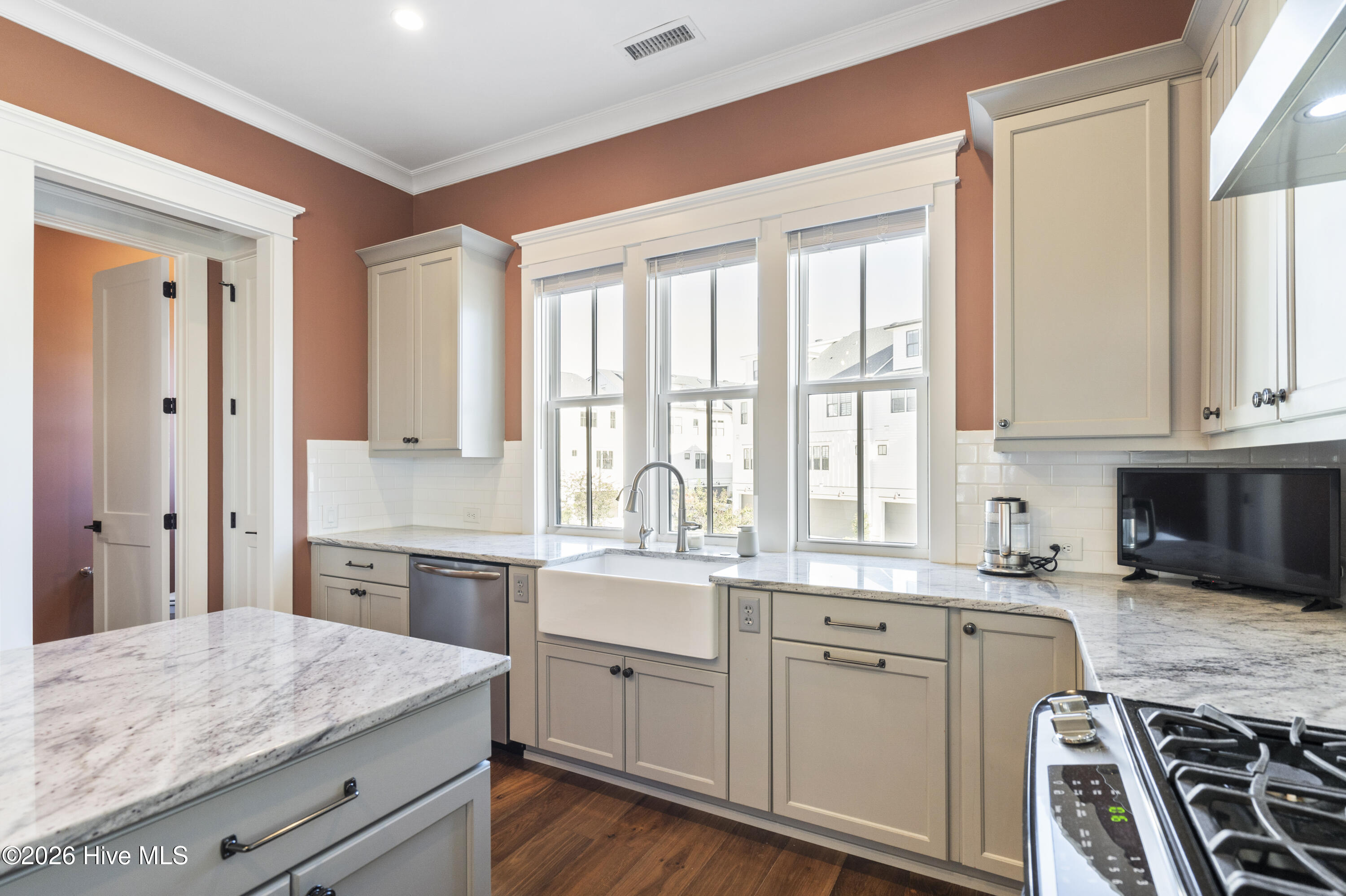 100554242 | Photo 12