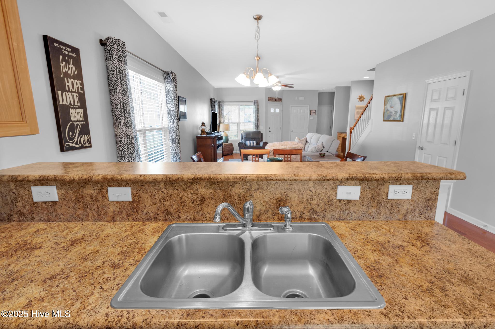 100532898 | Photo 16