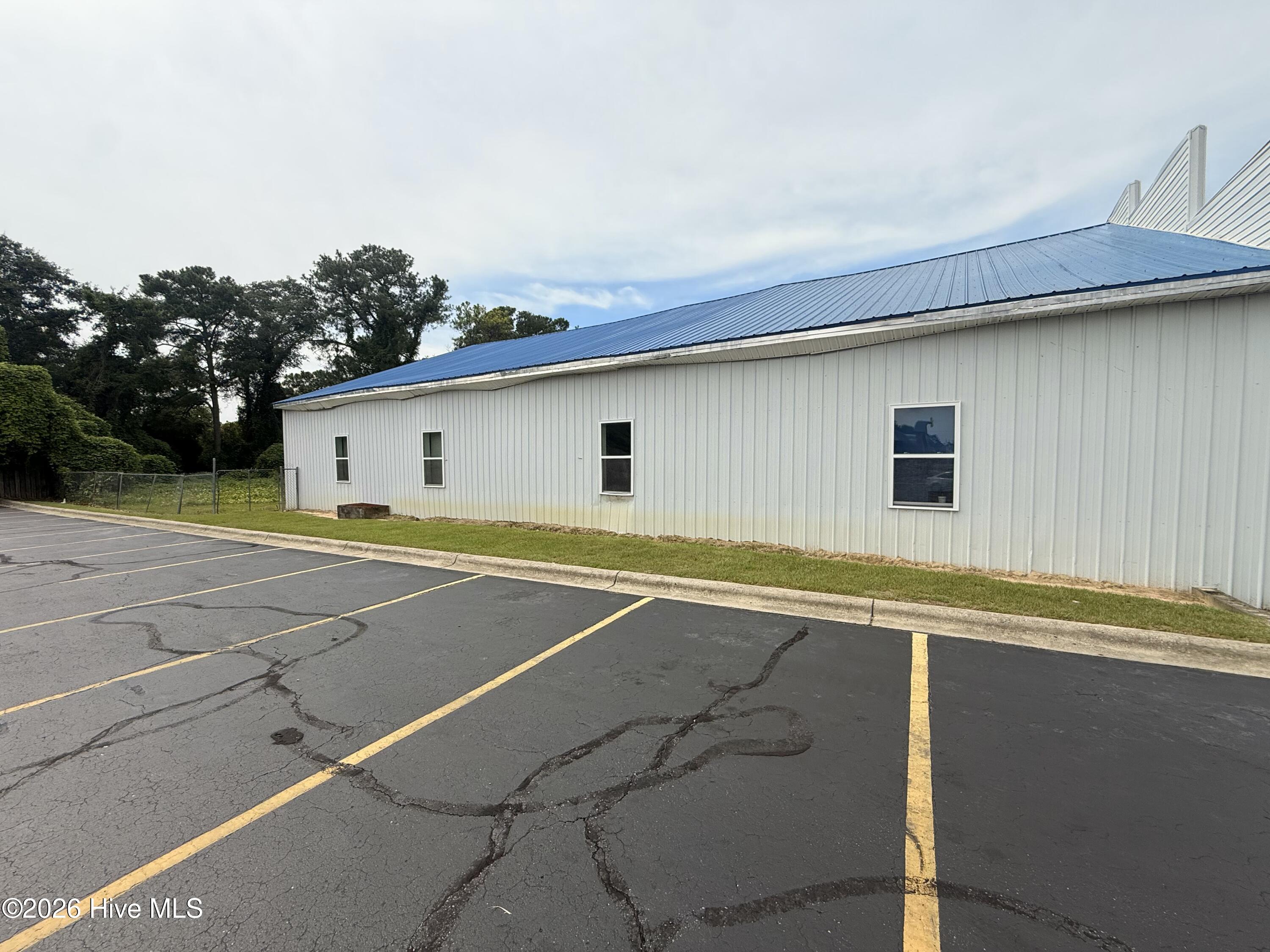 100600279 | Photo 3