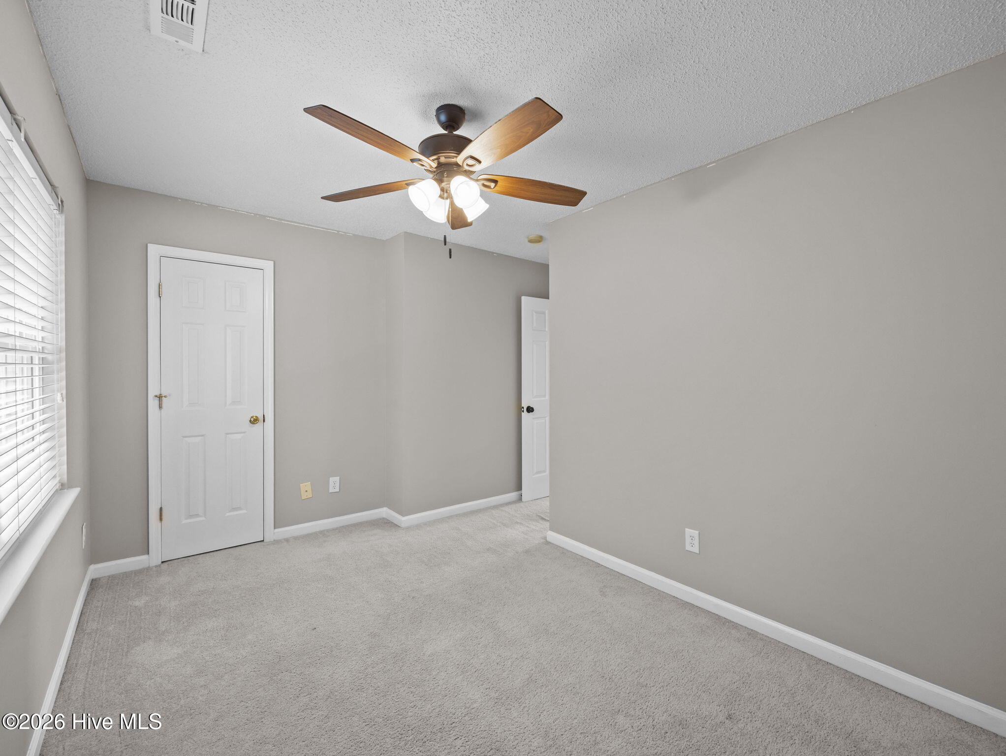 100565275 | Photo 22