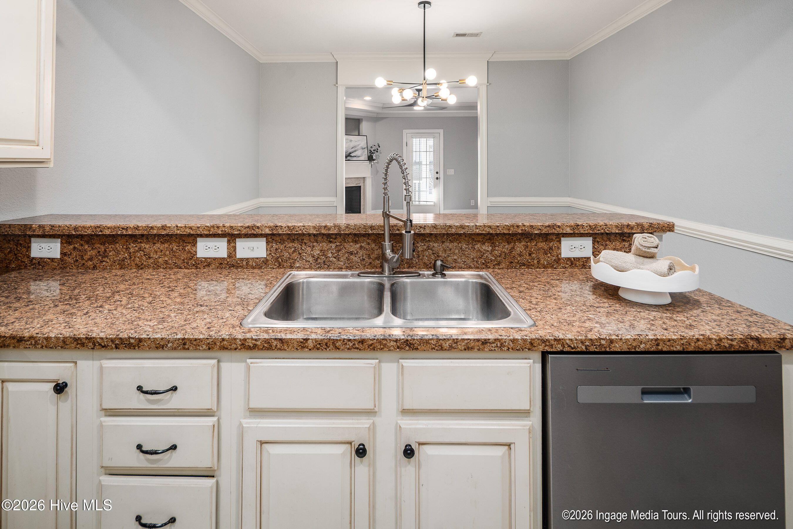 20260209 MLS K_Holloman 2324 Dovedale Dr