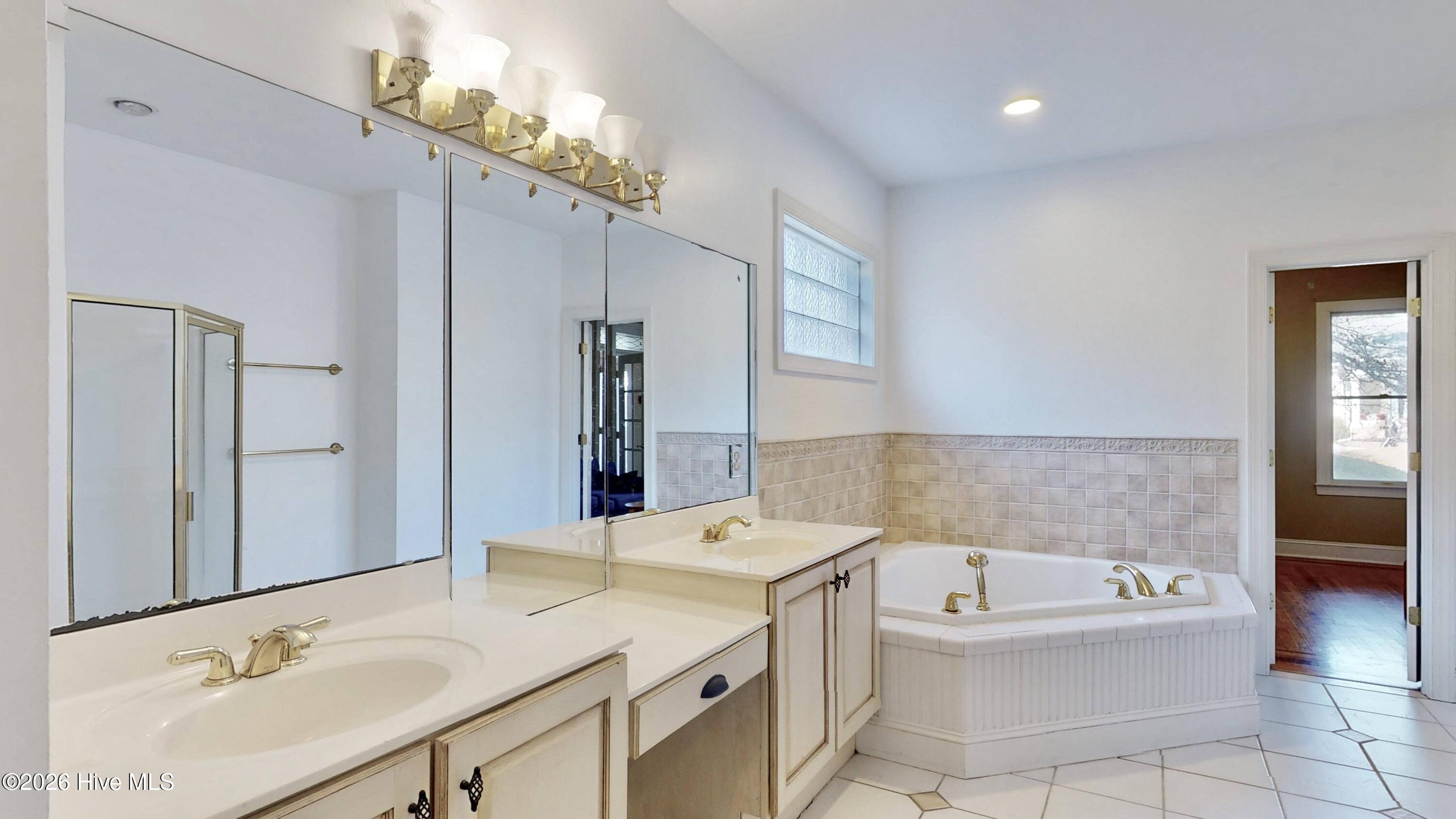 100549093 | Photo 22