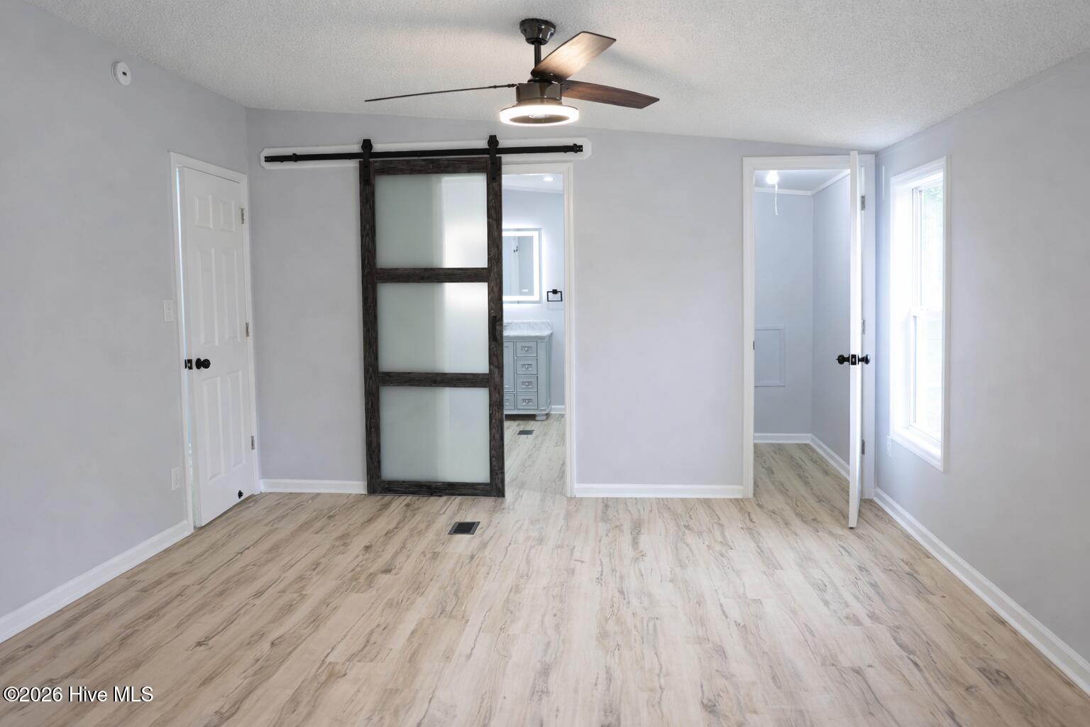 100567859 | Photo 27