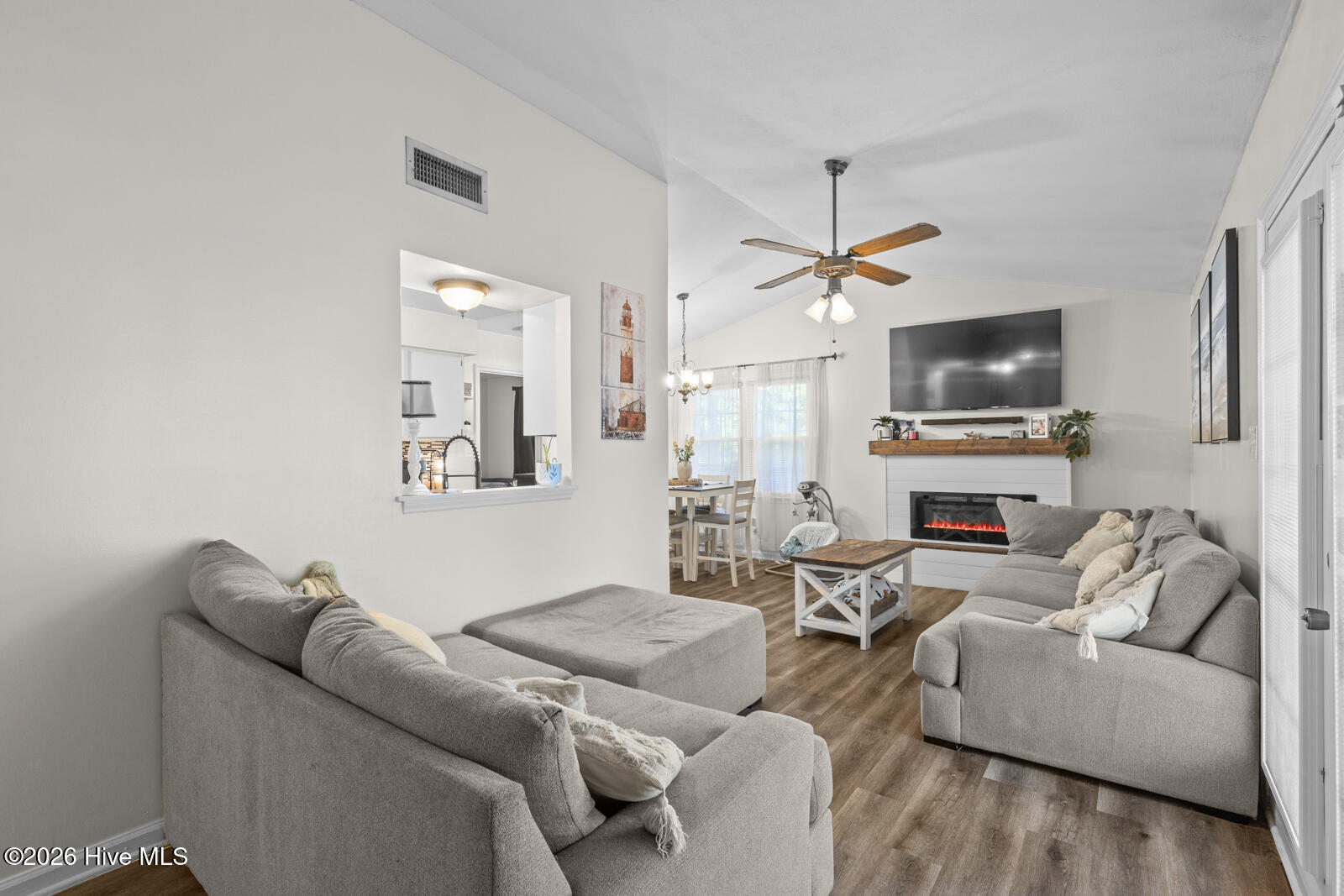 100569037 | Photo 11