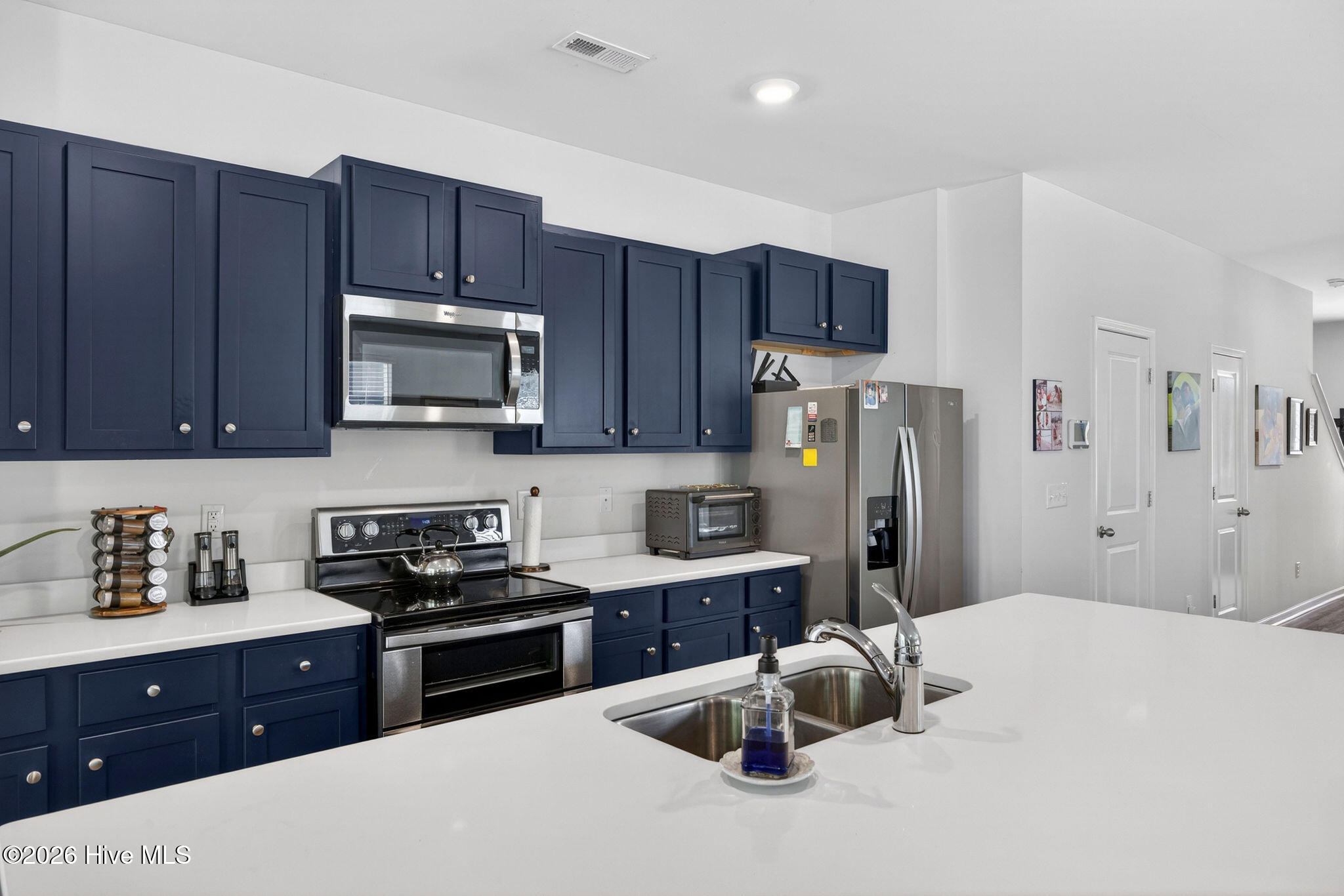 100570180 | Photo 16