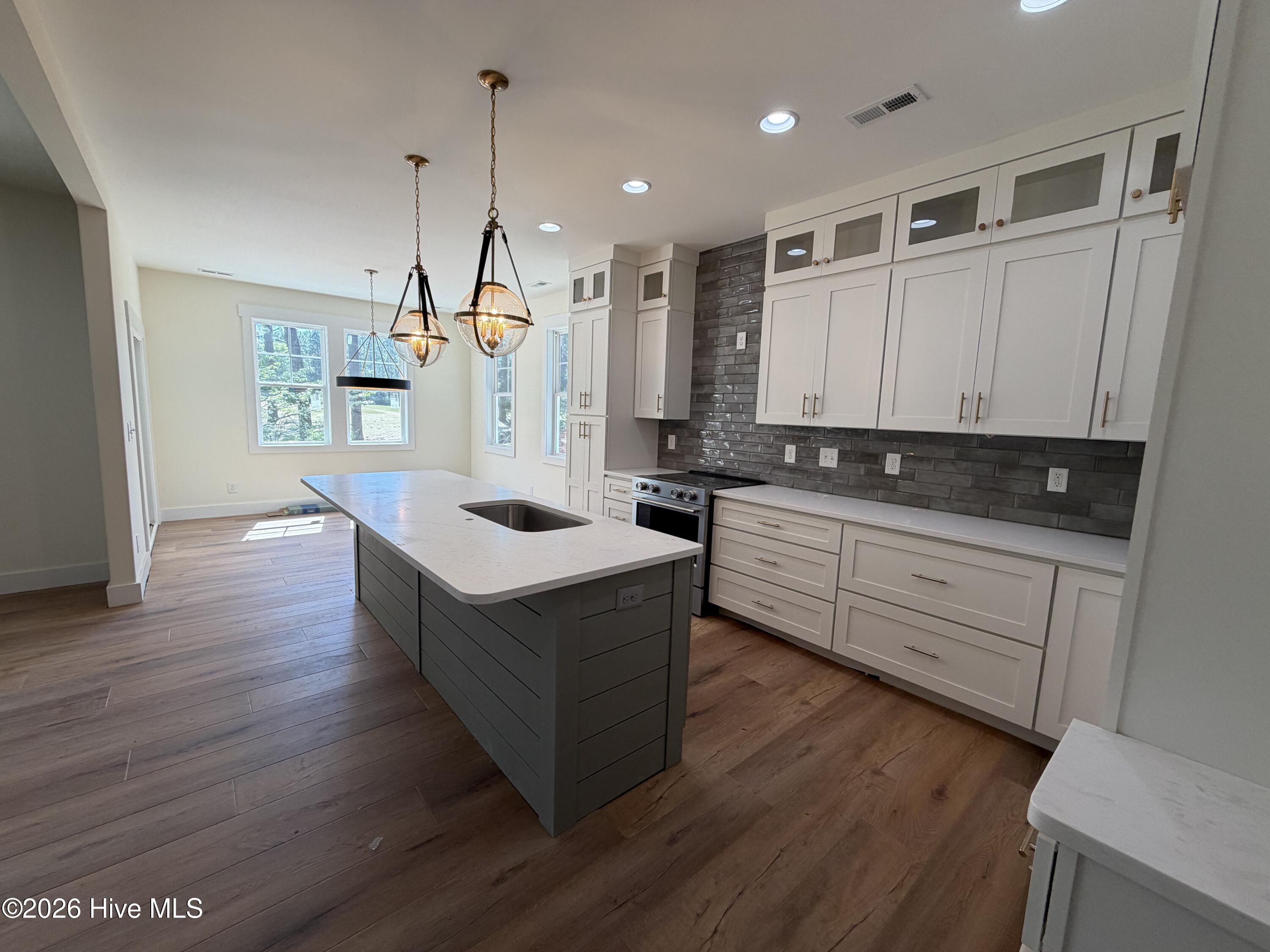 100568393 | Photo 17