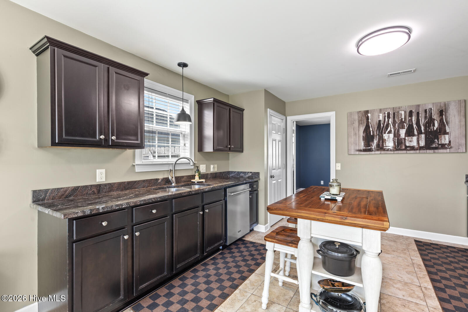 100569280 | Photo 12