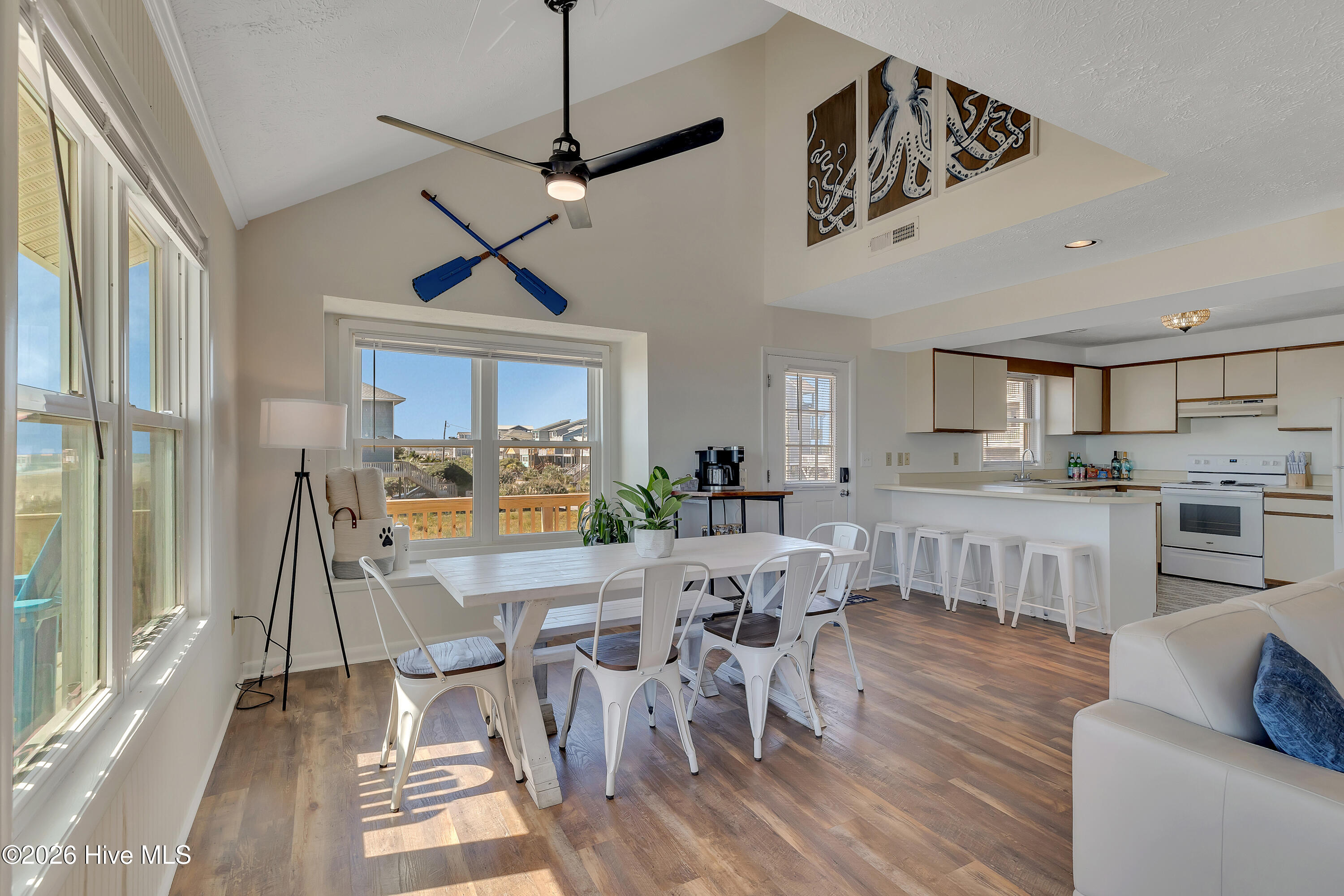 100548009 | Photo 16