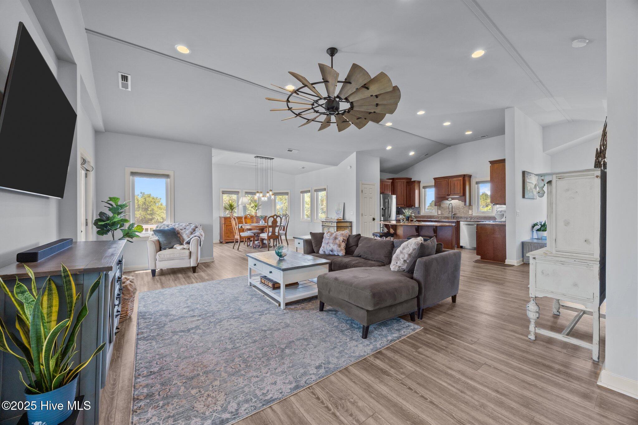 100517402 | Photo 35