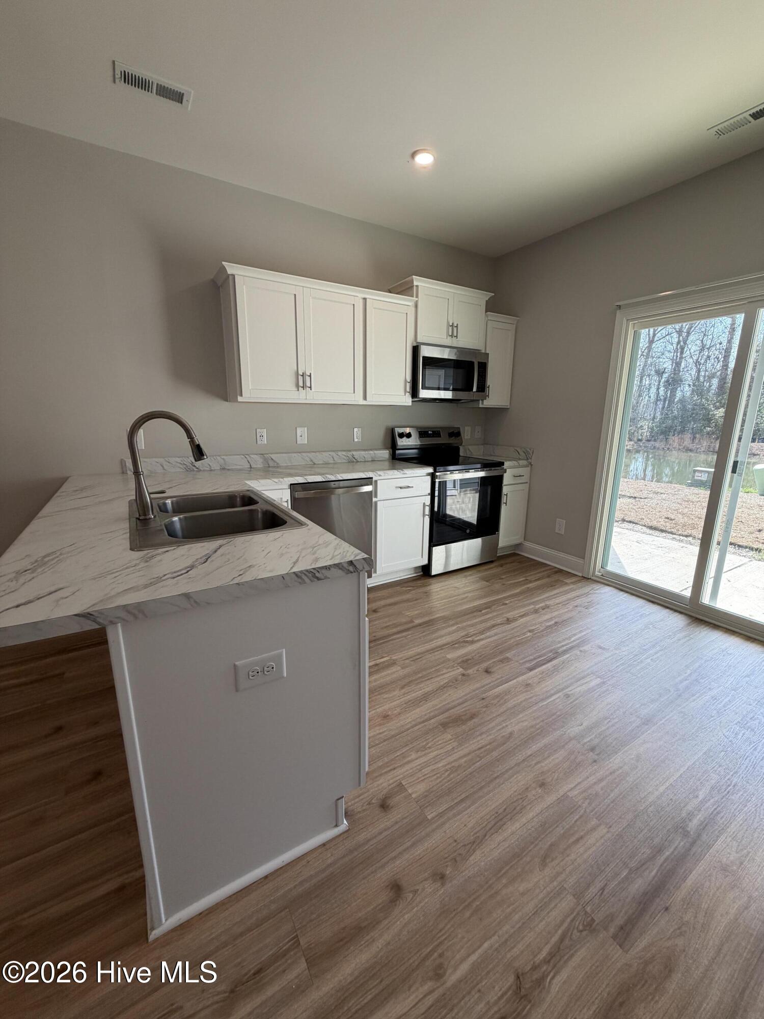 100558167 | Photo 11