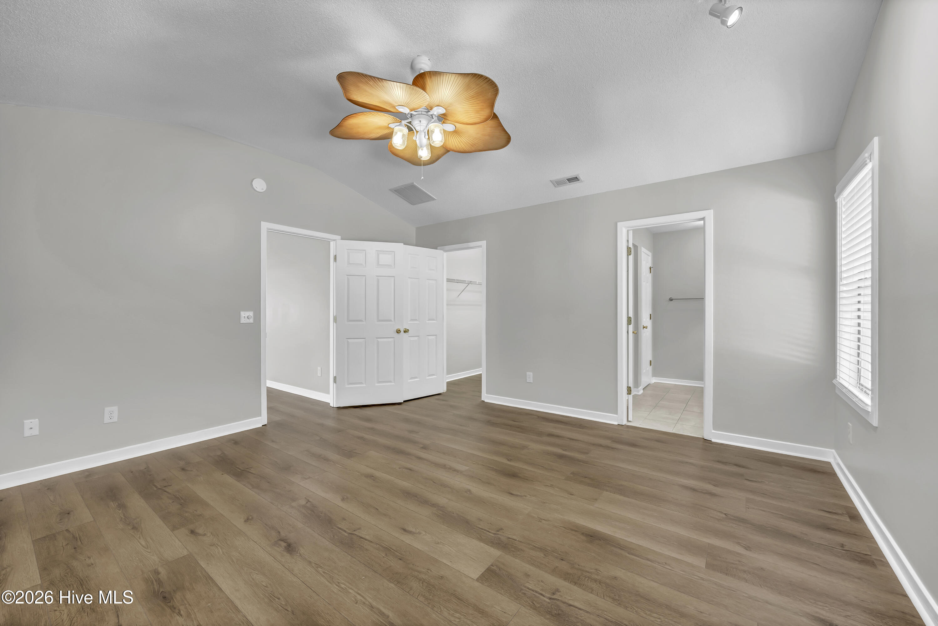 100569442 | Photo 24