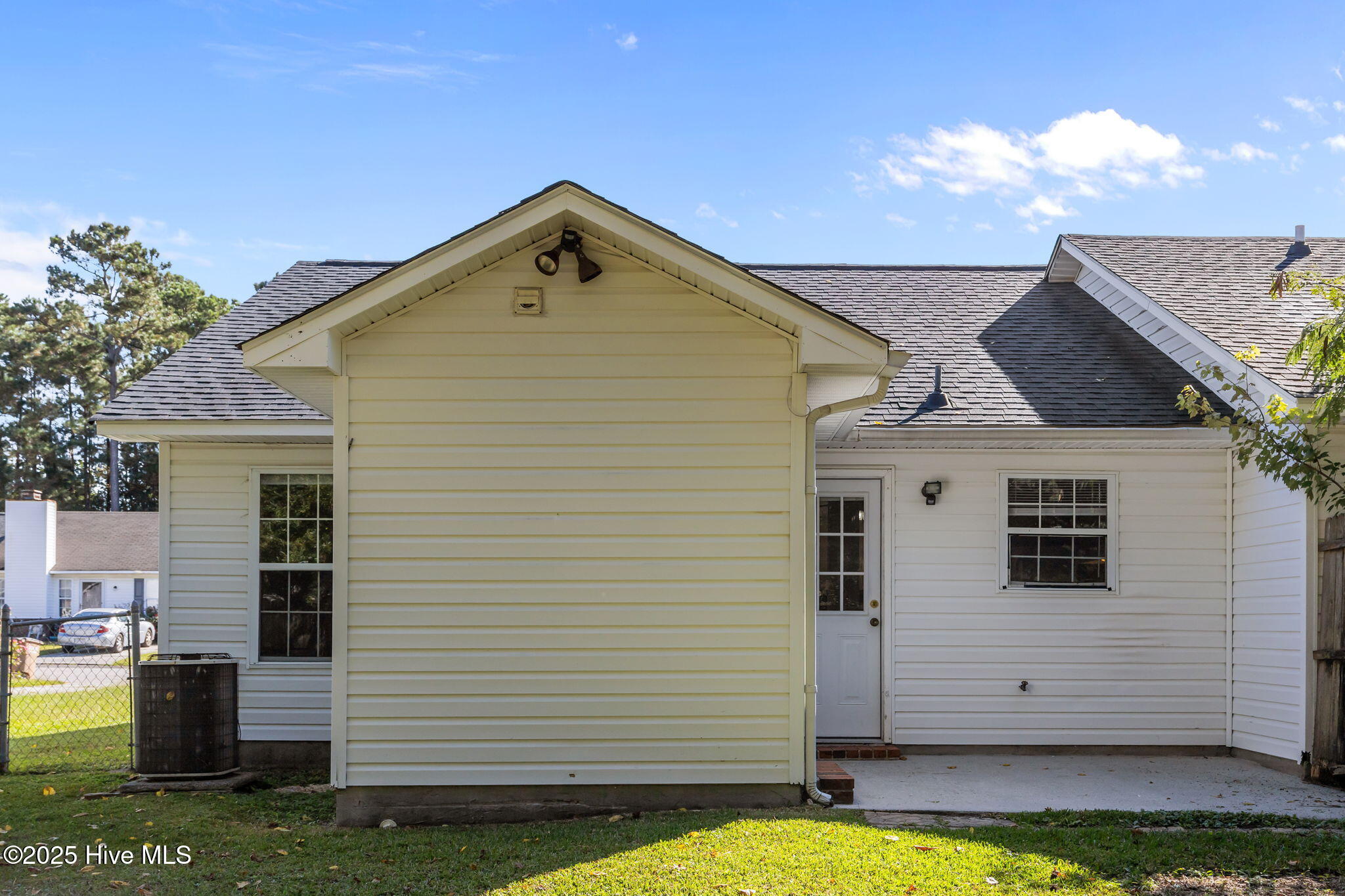 207 Live Oak-back pic