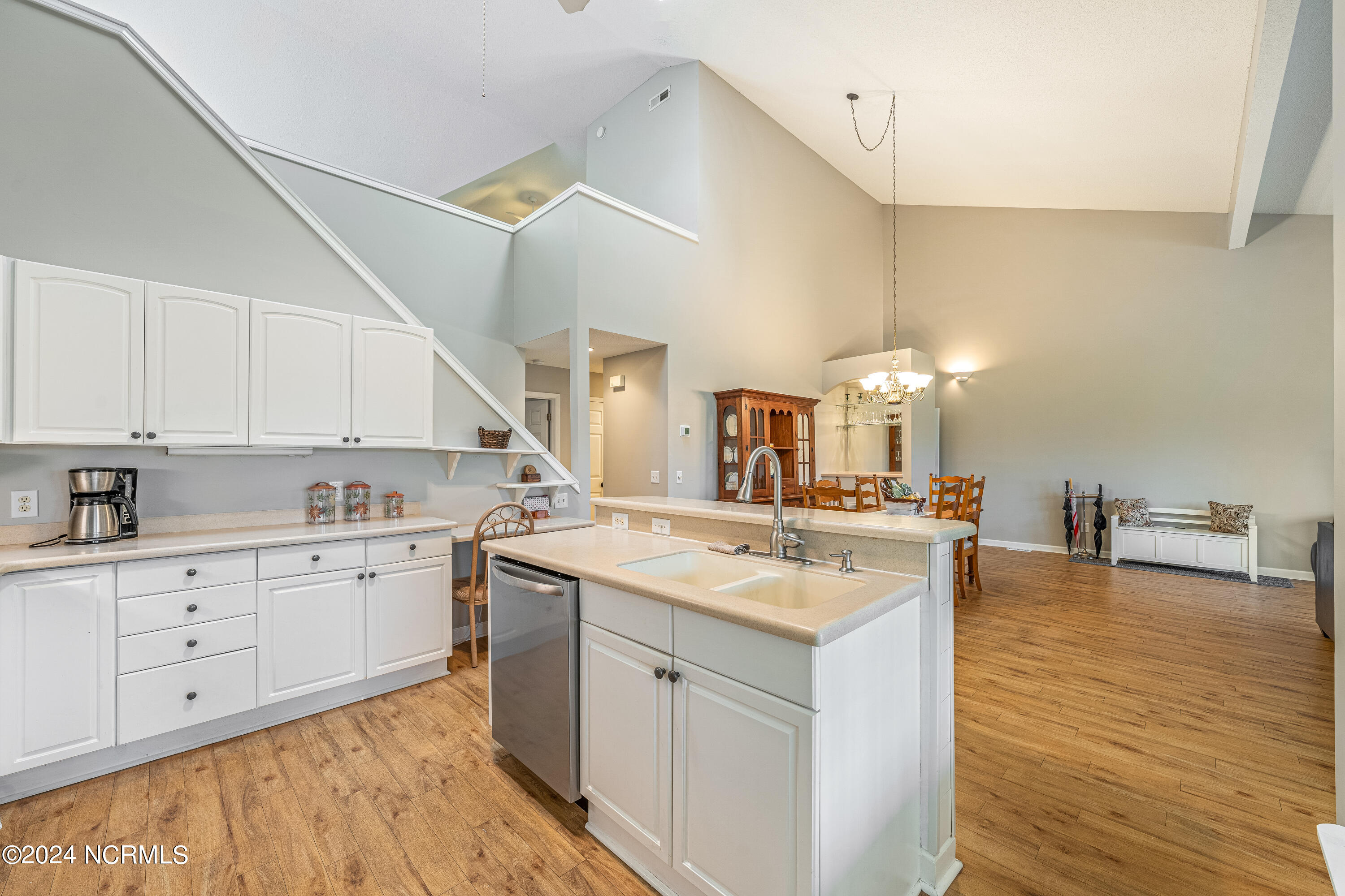 100534045 | Photo 15