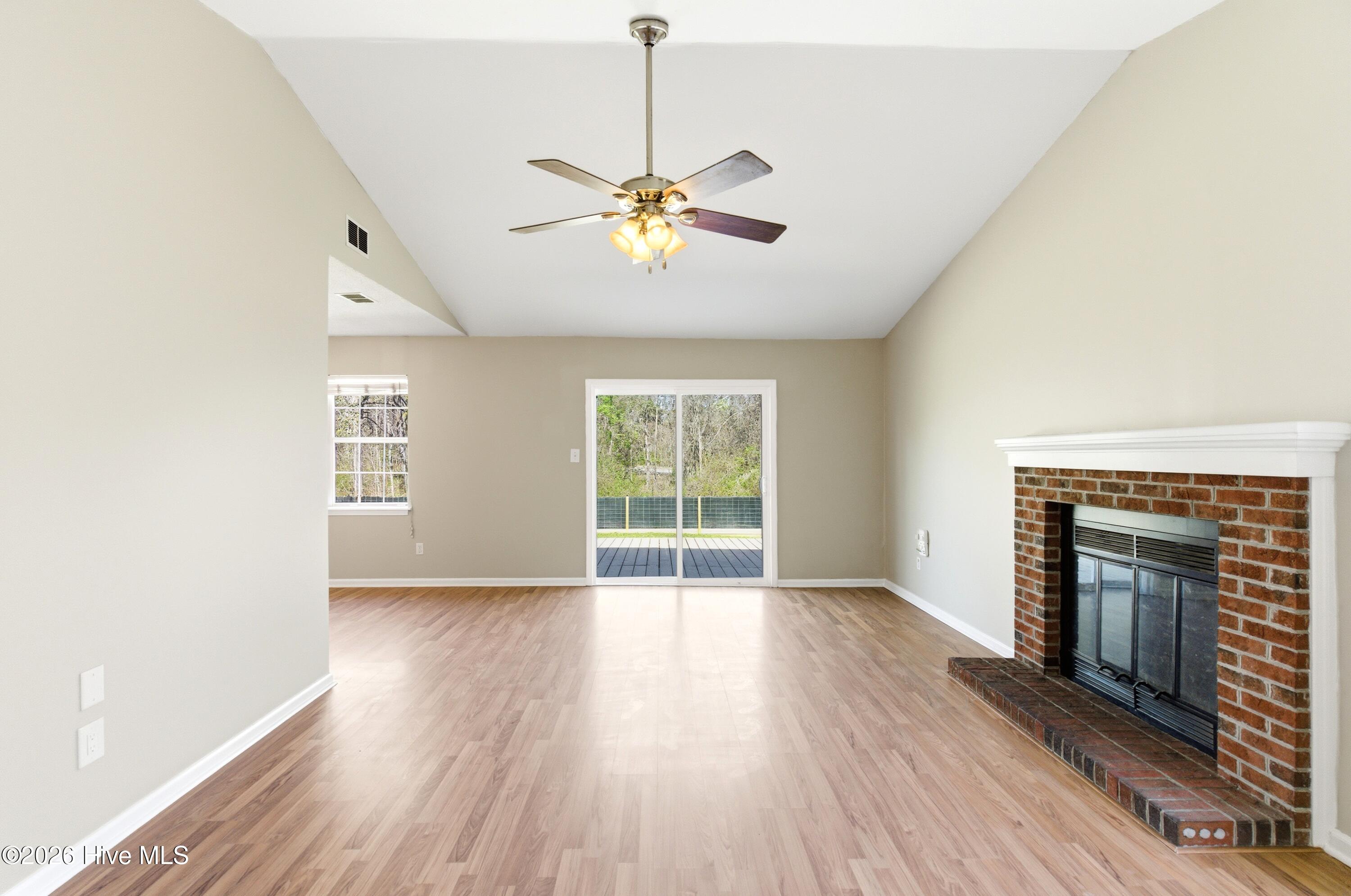 100561176 | Photo 15