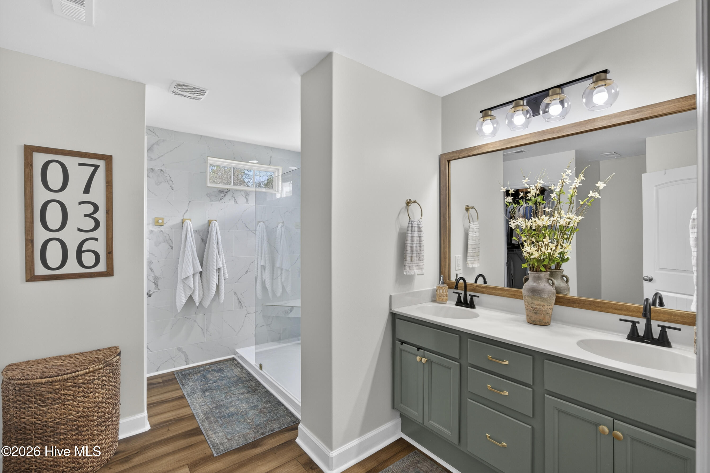 100565225 | Photo 47