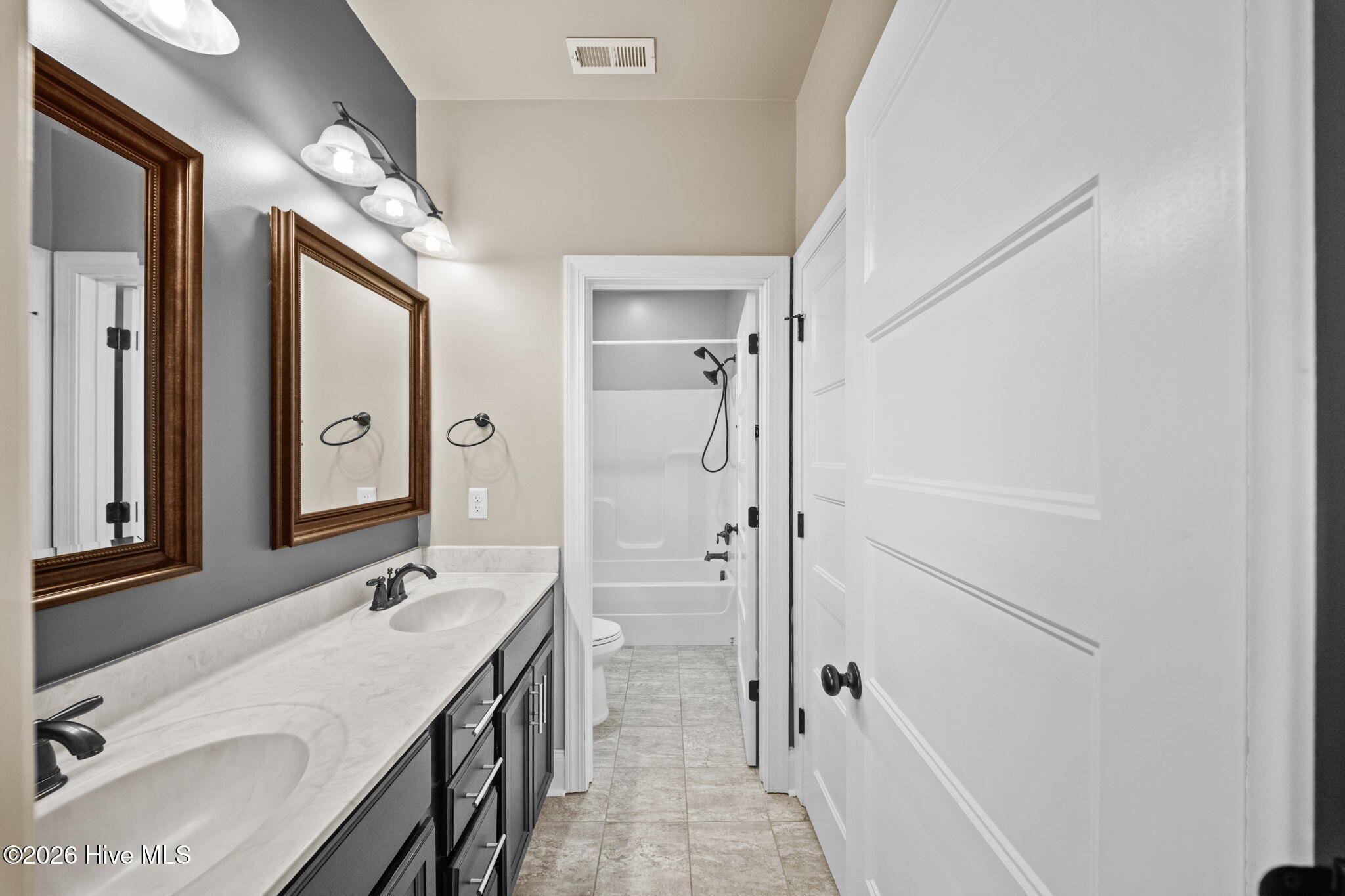 100565023 | Photo 29