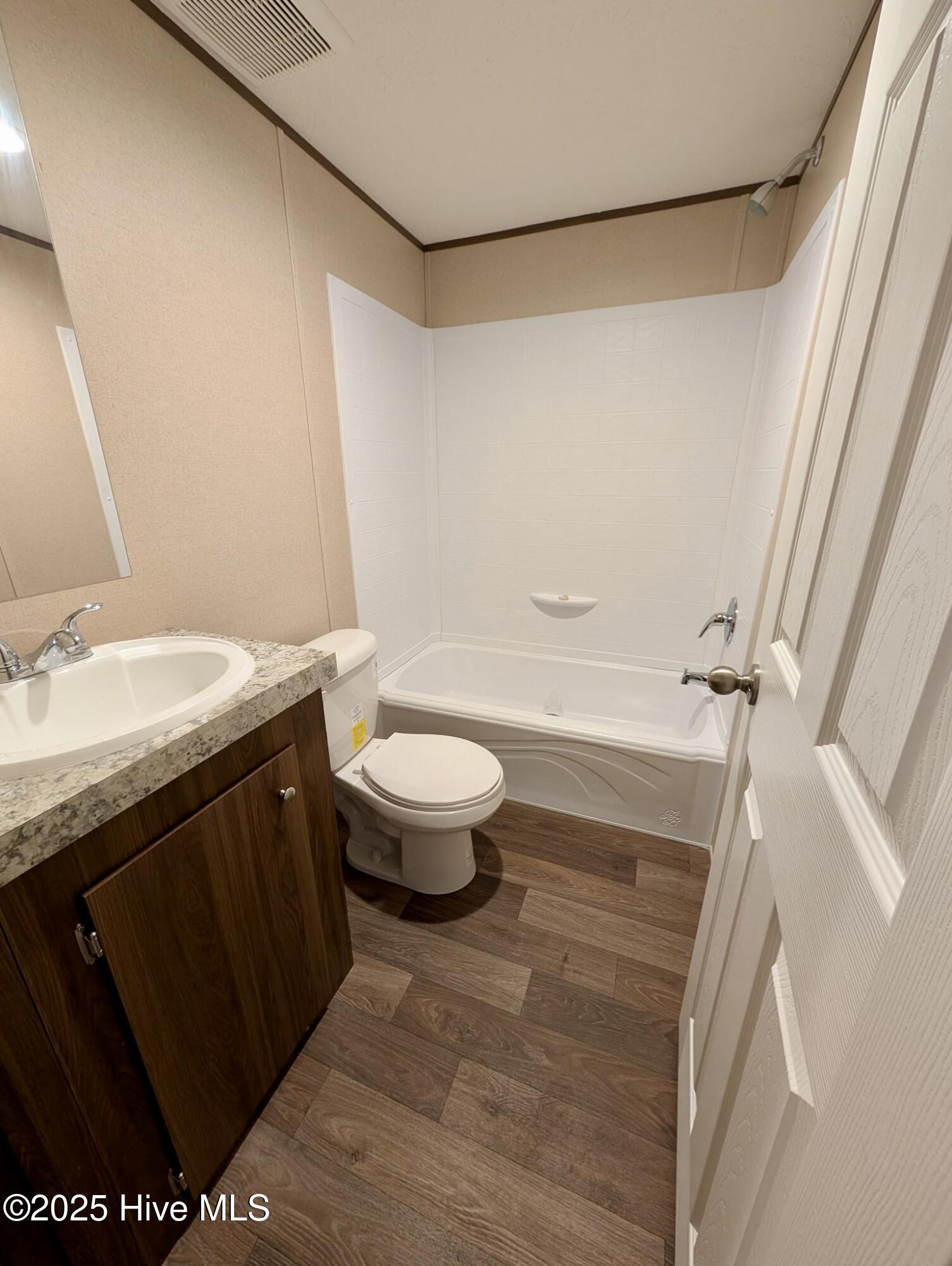 612 Bayshore Drive SE, Bolivia, NC 28422 – photo 19: Hallway bathroom