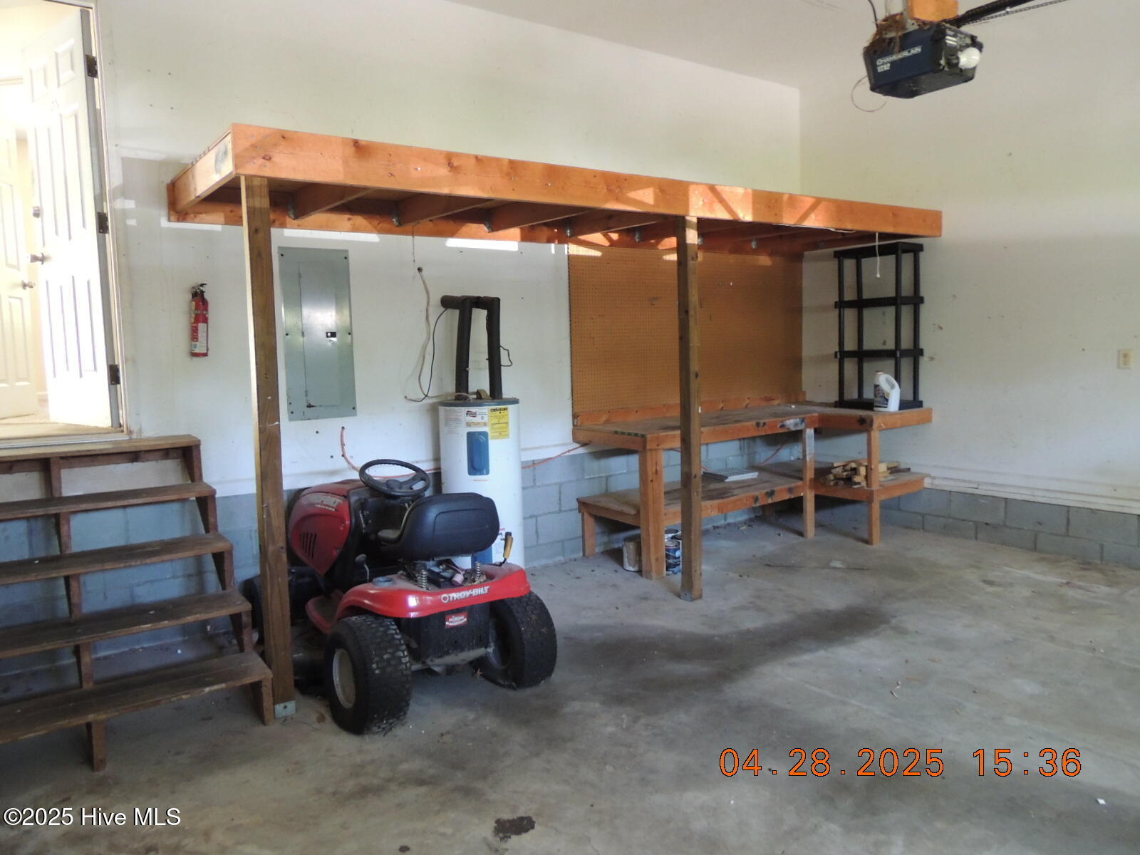 100565687 | Photo 14