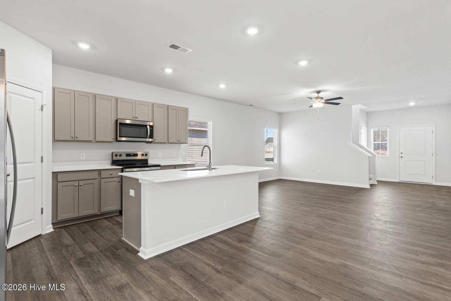 100535209 | Photo 46