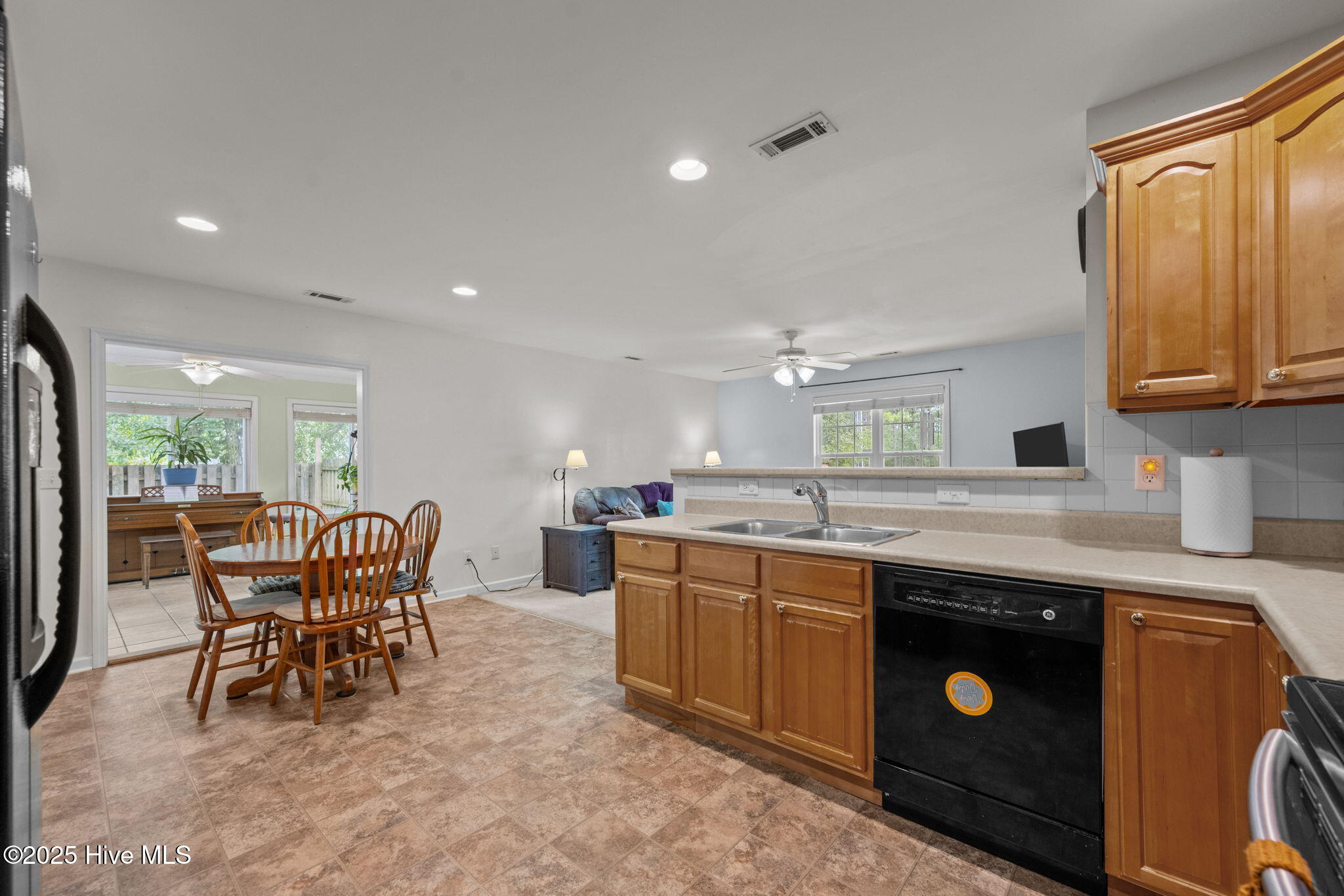 100526842 | Photo 12