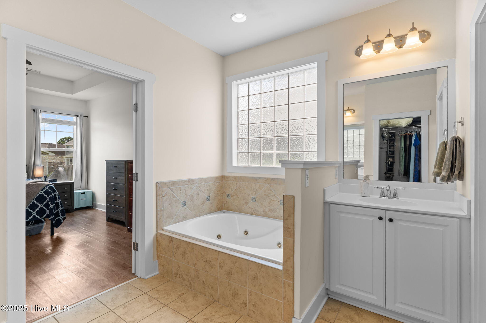 100550078 | Photo 28