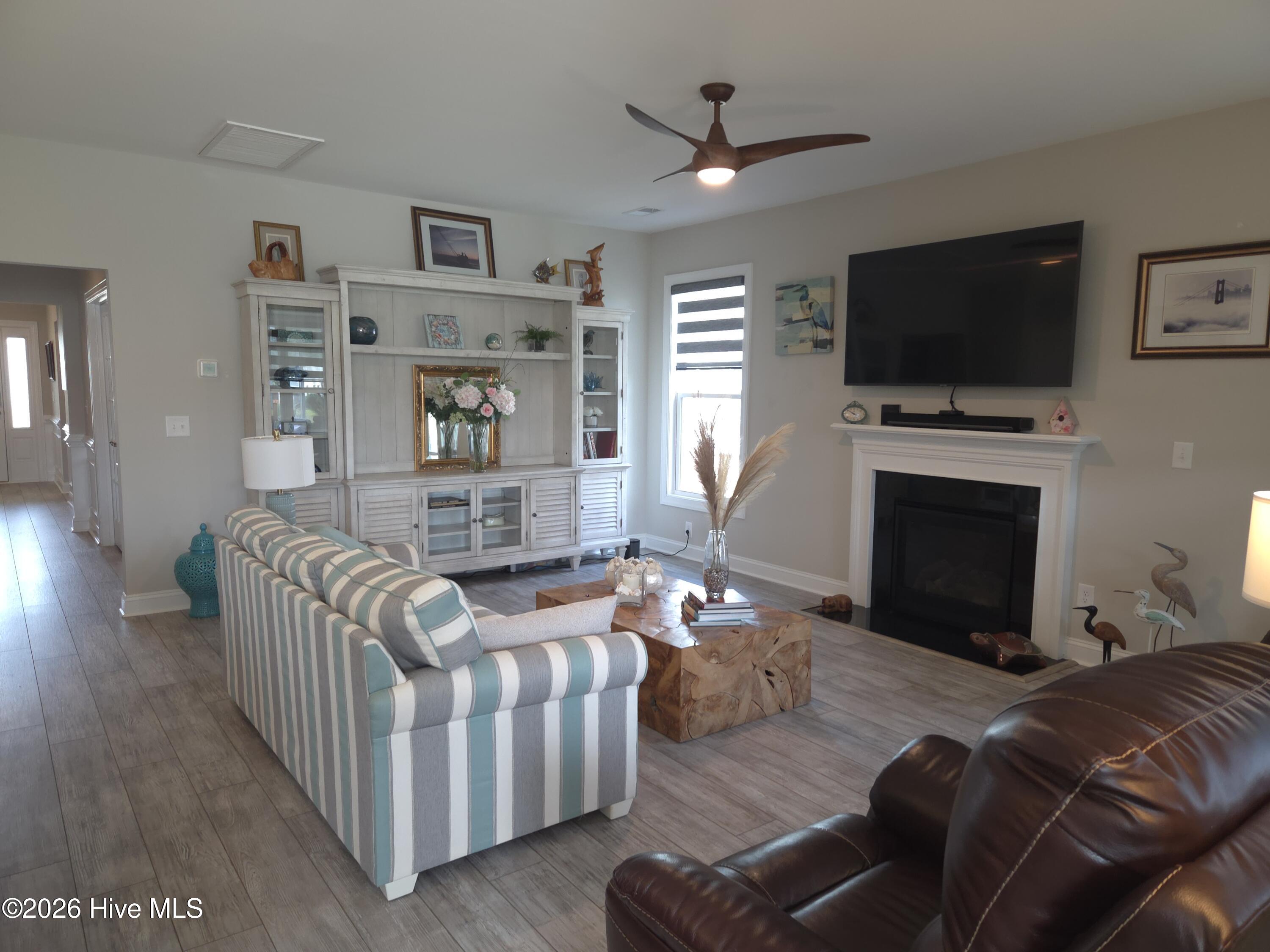 100566407 | Photo 21