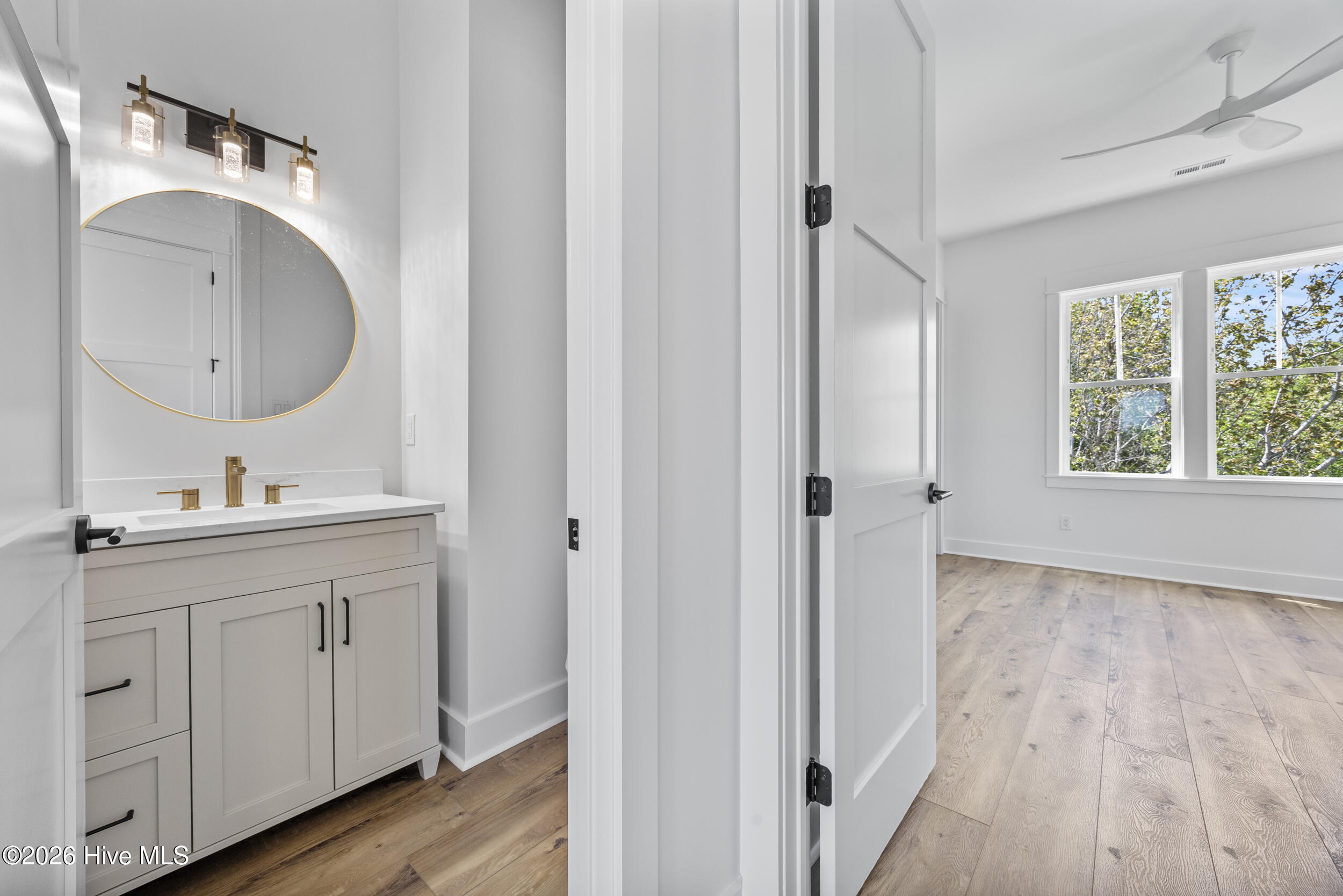 100567625 | Photo 42