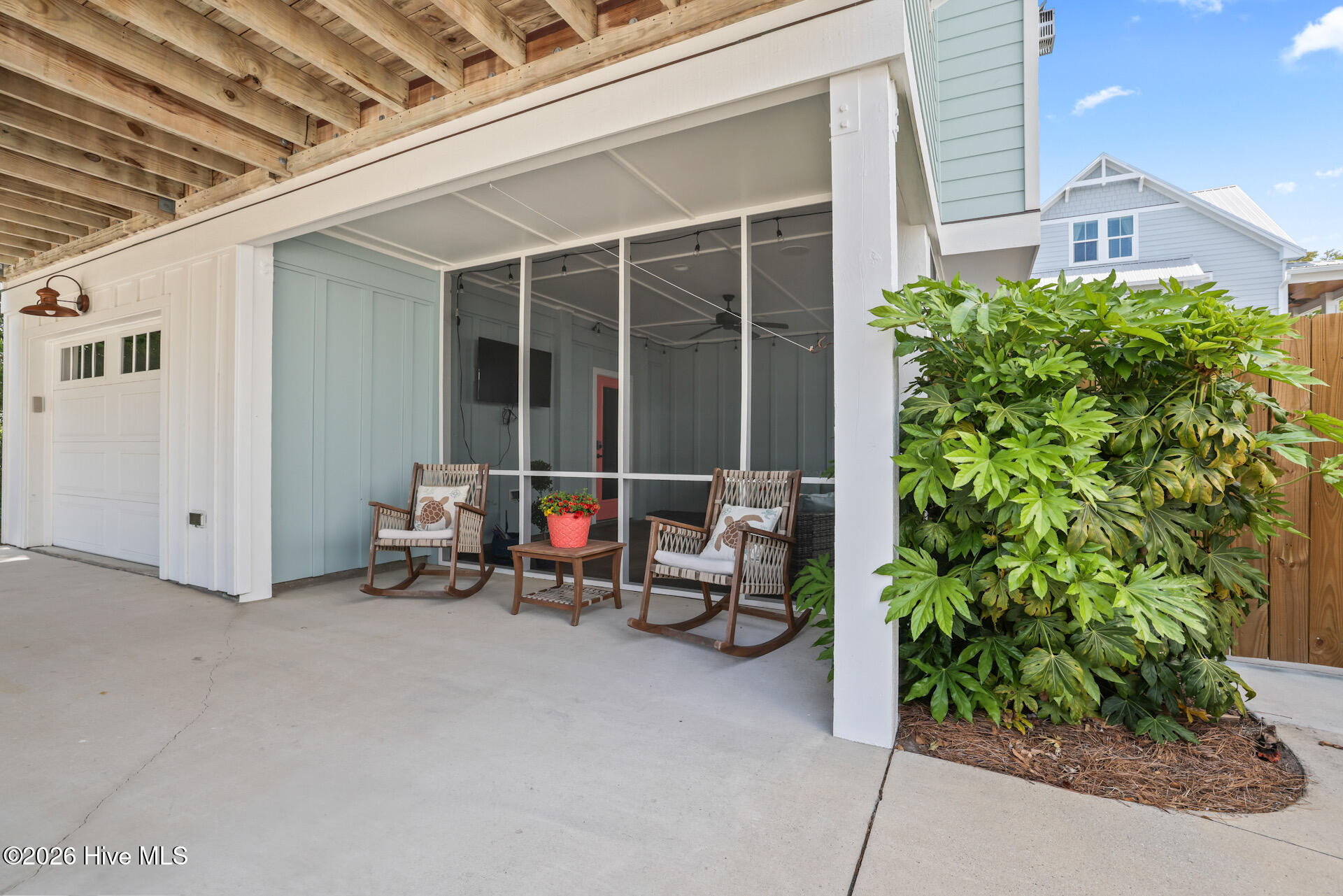 100567174 | Photo 36