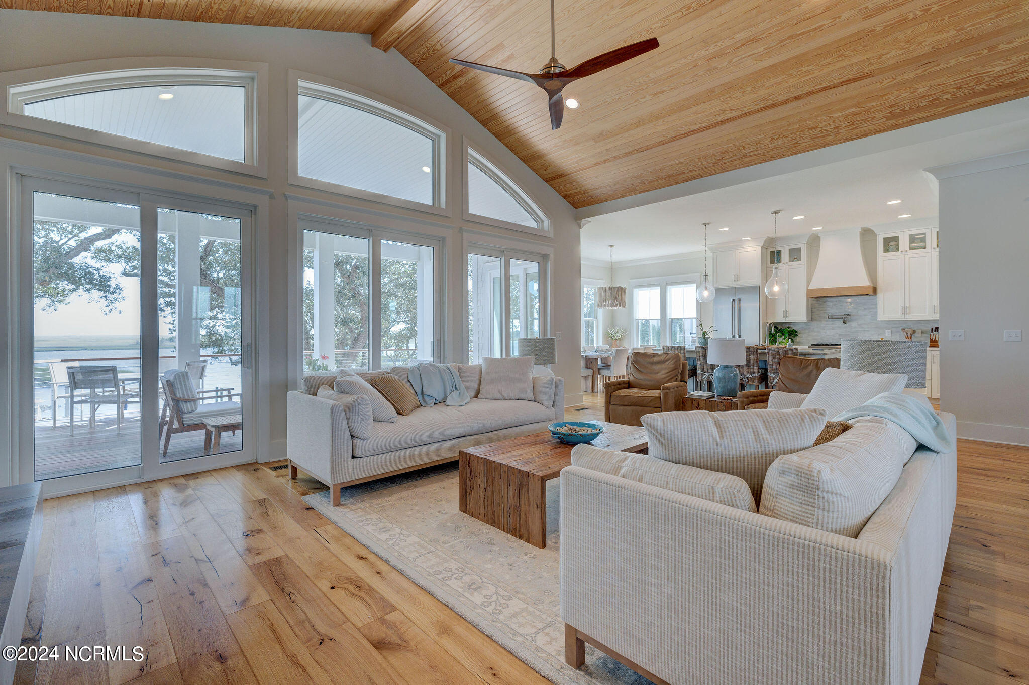 100547028 | Photo 13