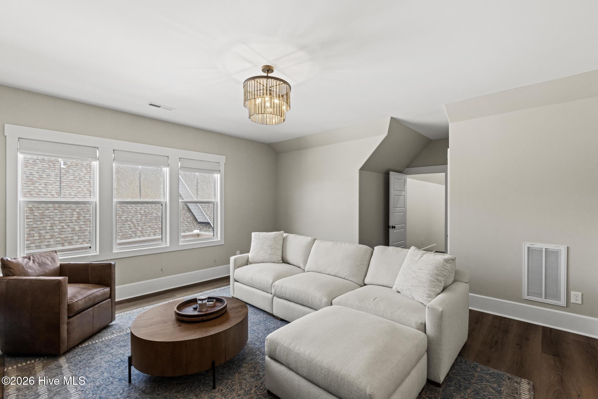 100561204 | Photo 51