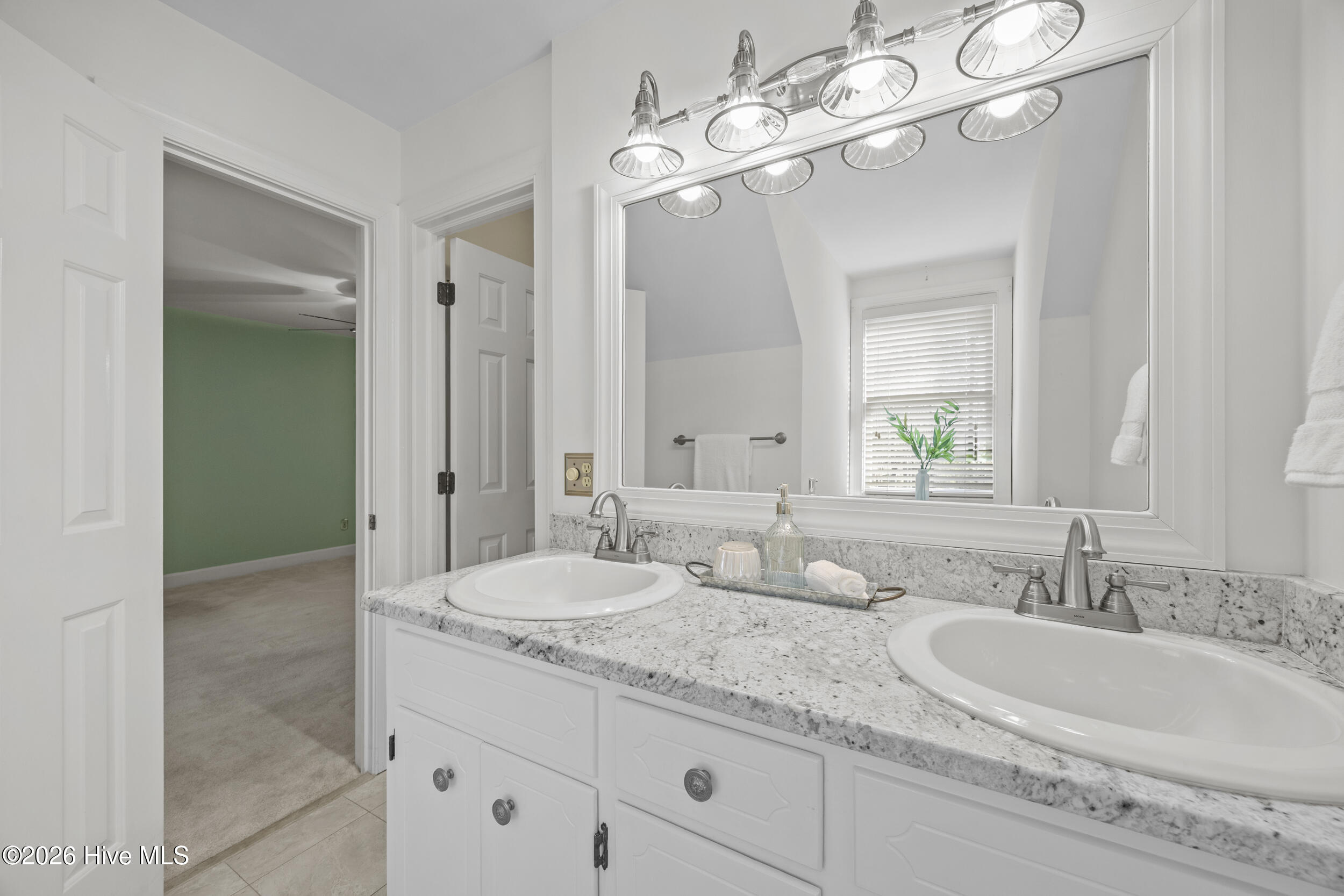 100560704 | Photo 47