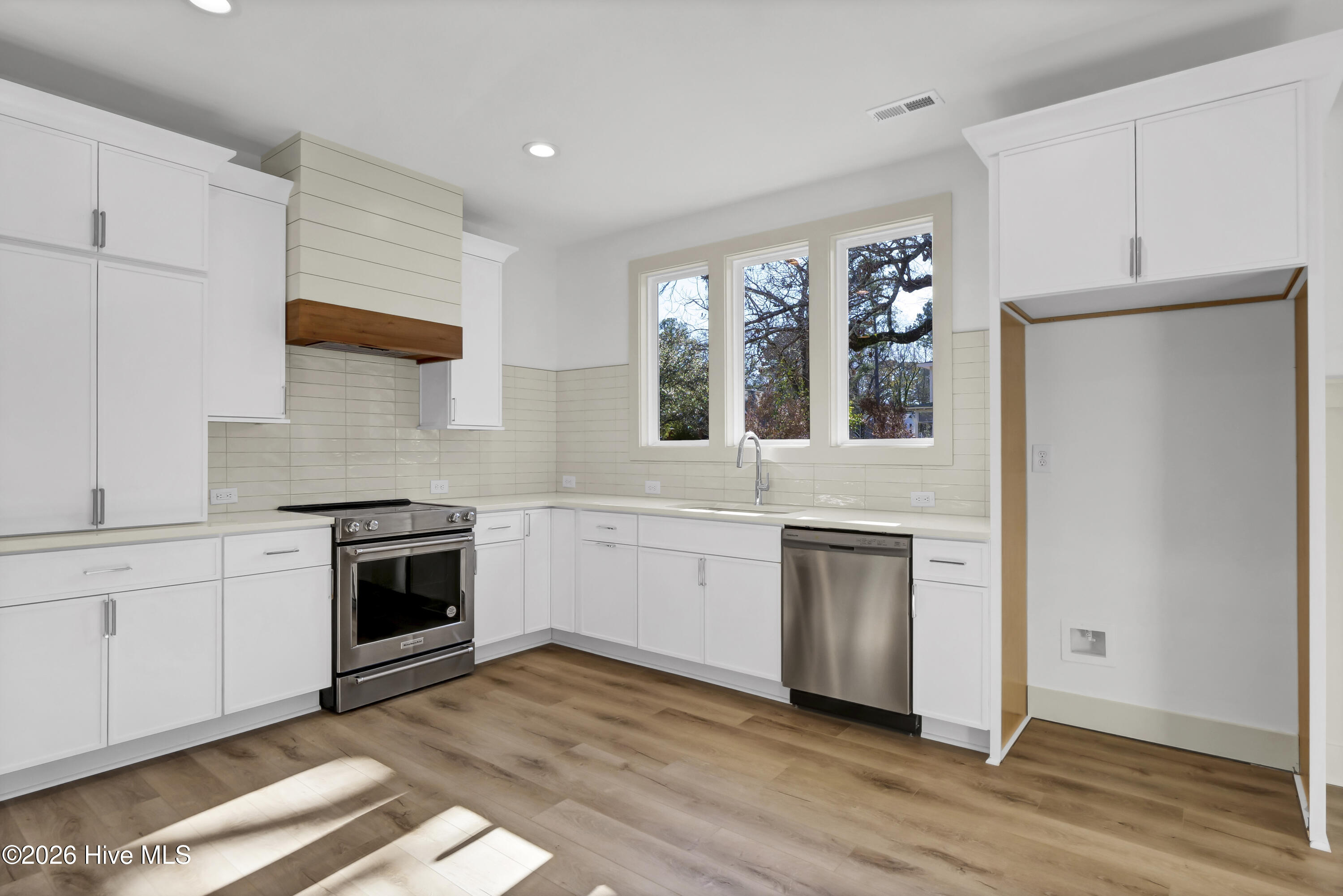 100567308 | Photo 16