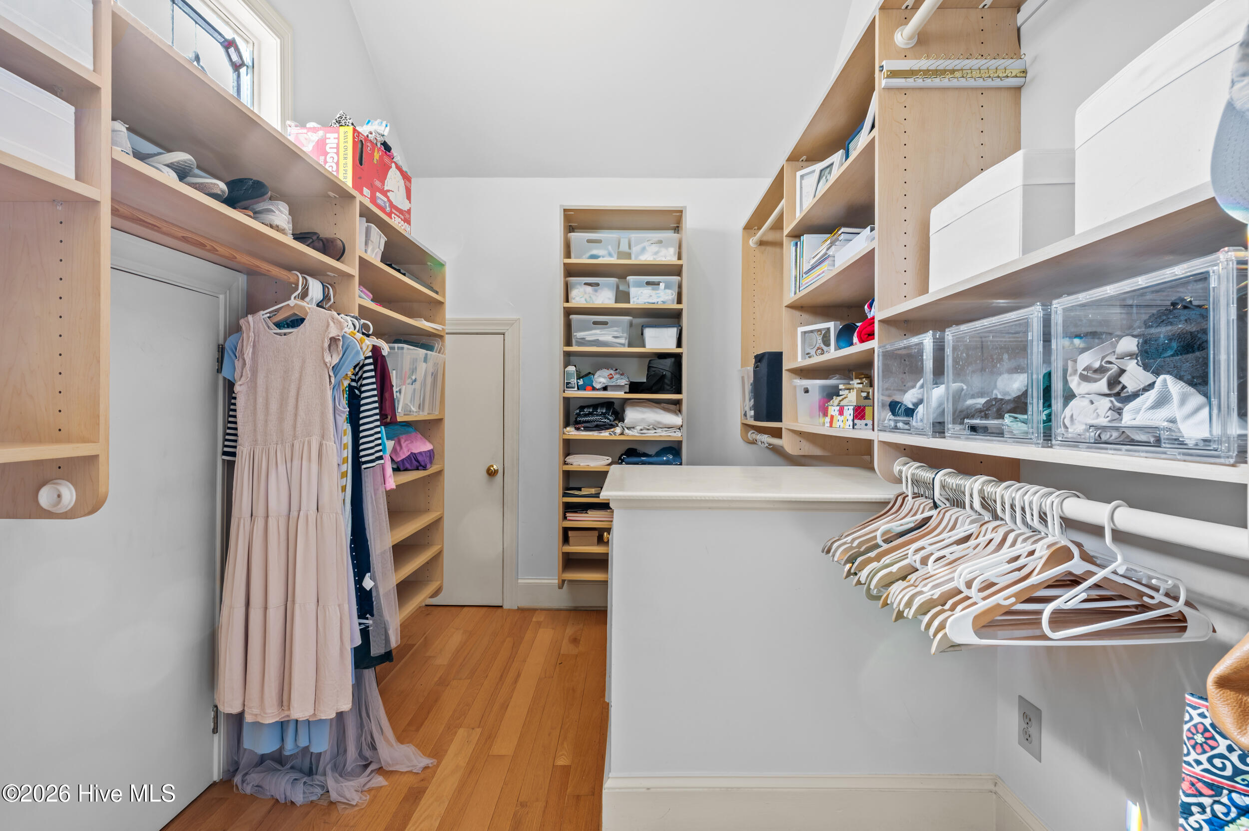 100554057 | Photo 43