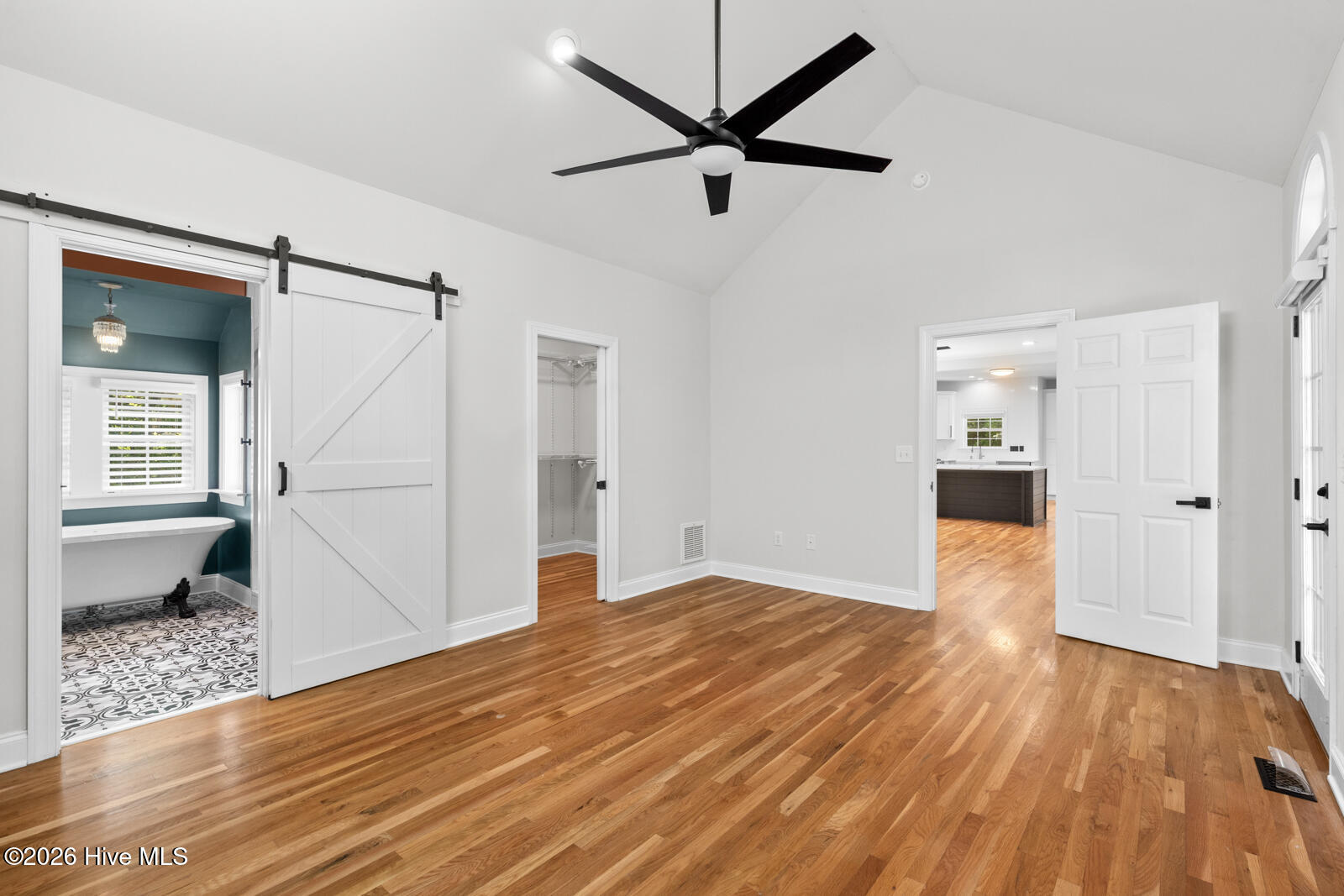 100569189 | Photo 31