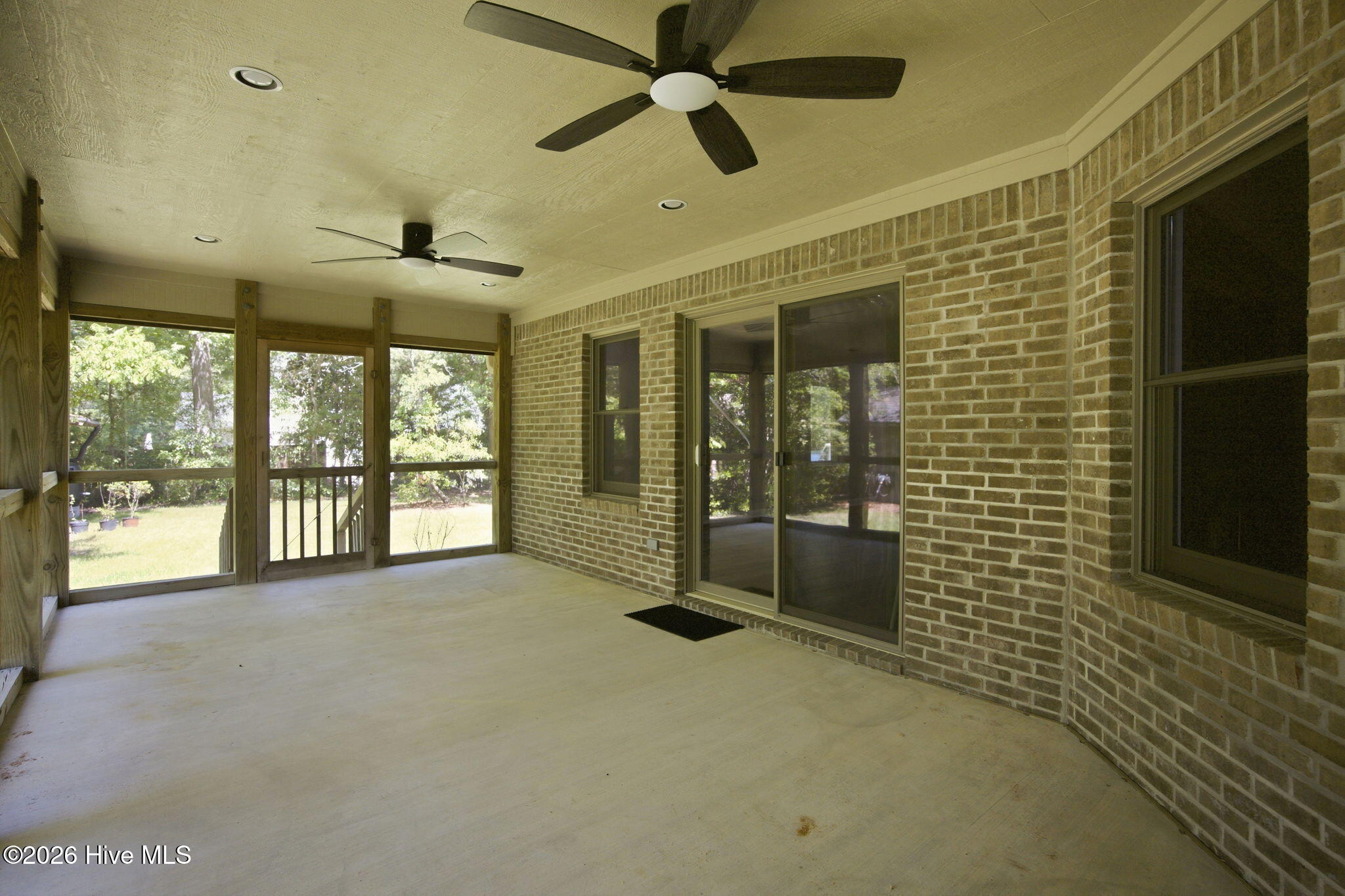 100569469 | Photo 36