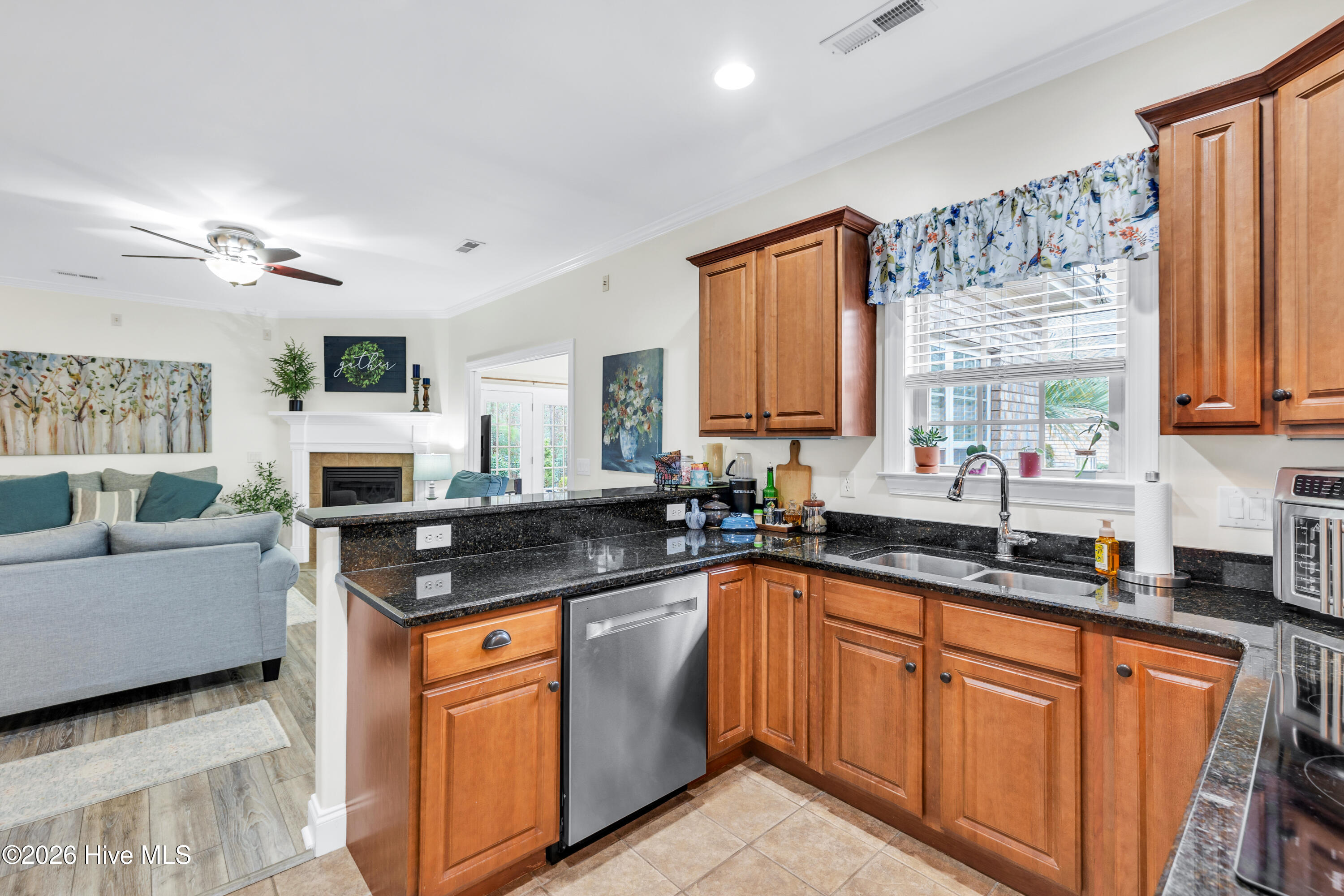 100550739 | Photo 12