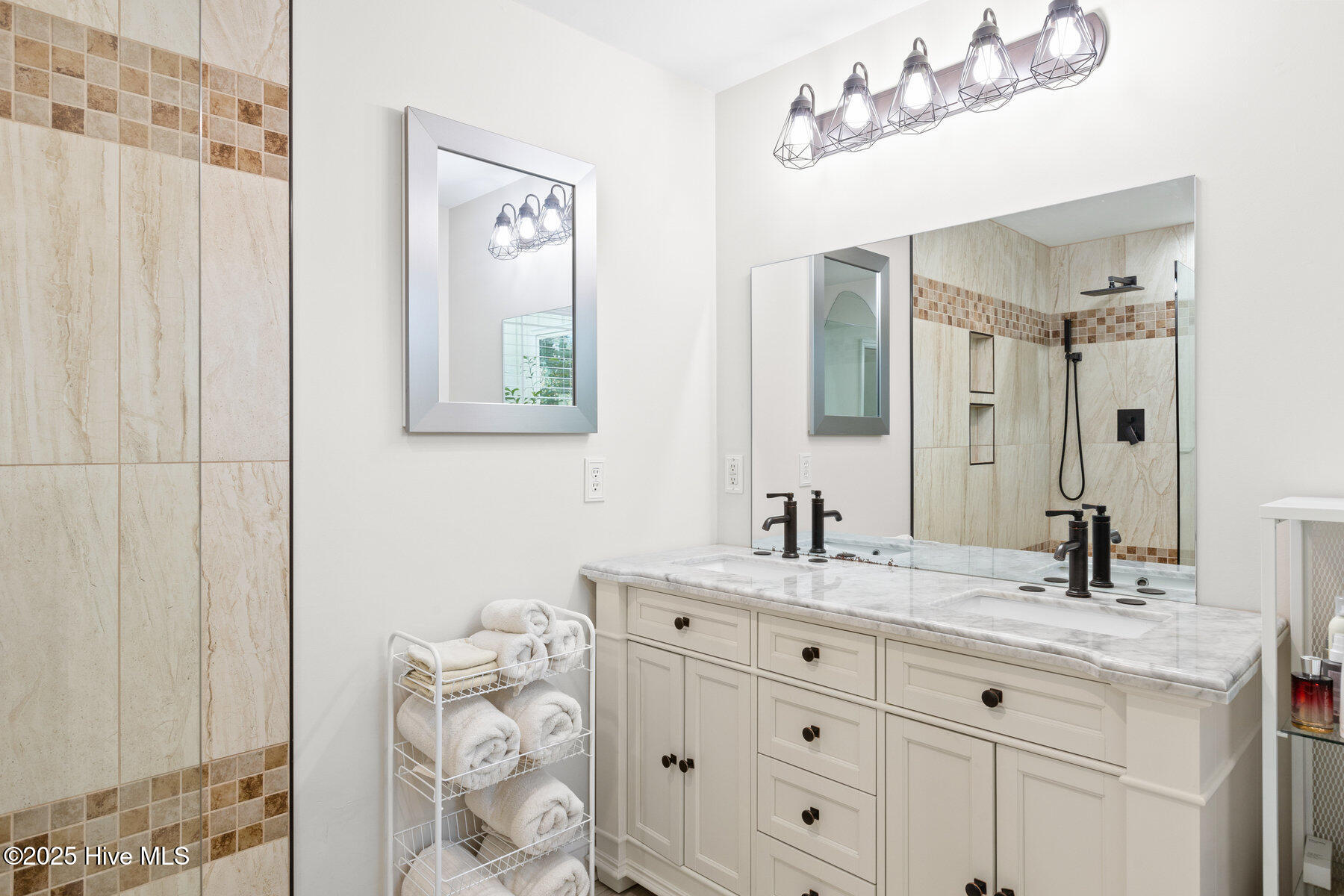 100497400 | Photo 25