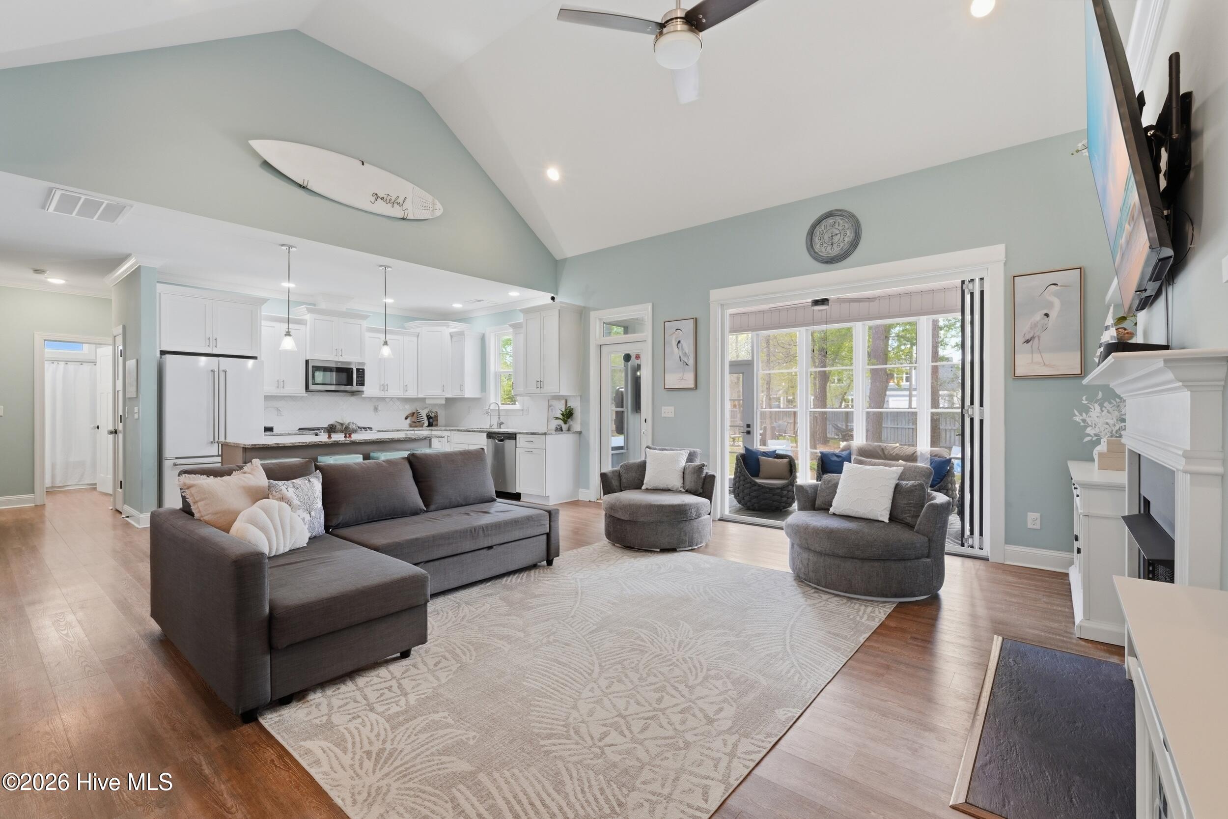 100565388 | Photo 12