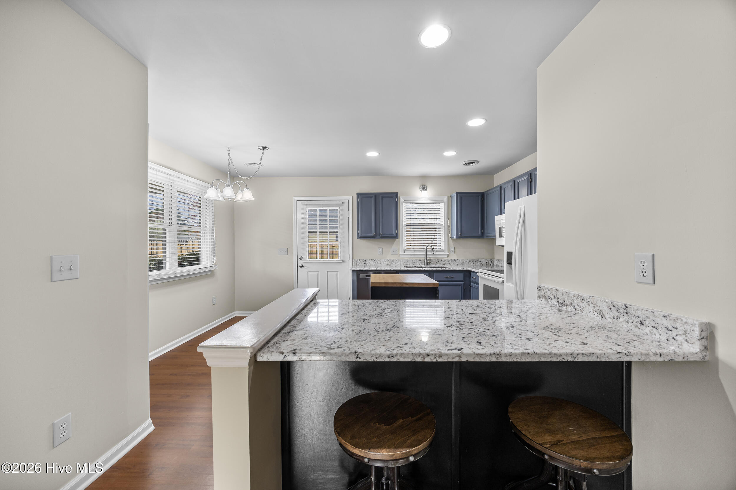 100560305 | Photo 15