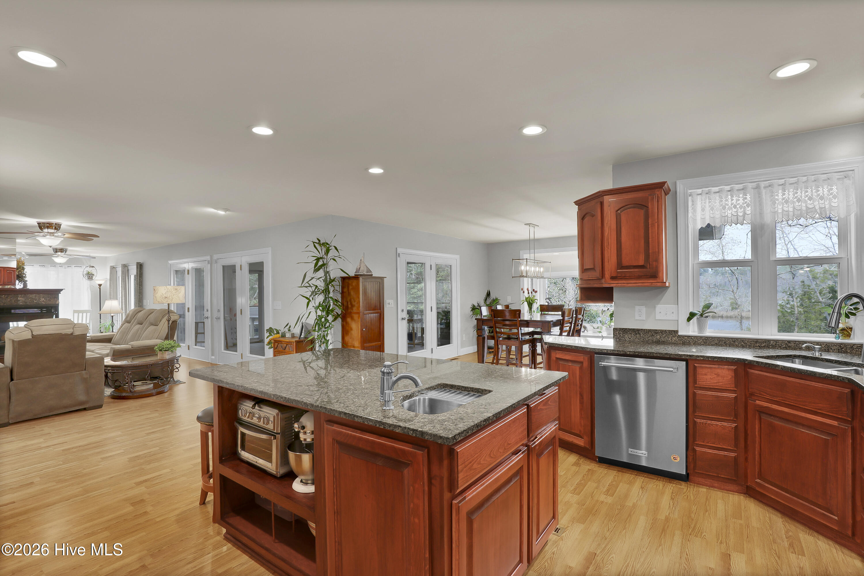 100563243 | Photo 11