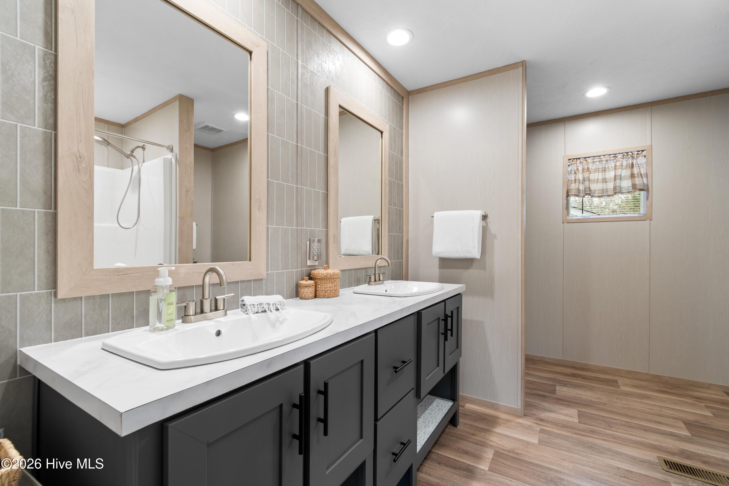 100558122 | Photo 20