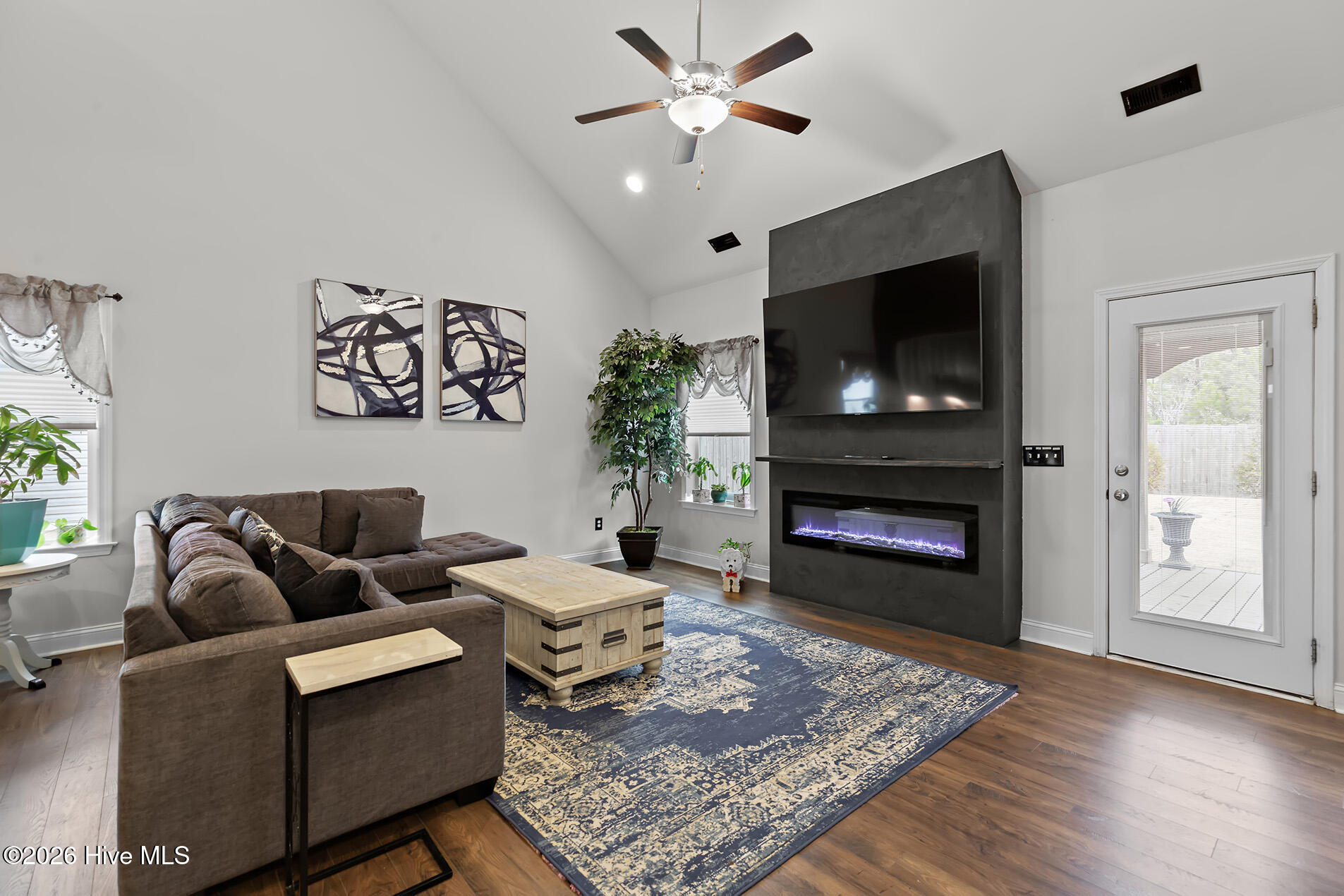 100549567 | Photo 16