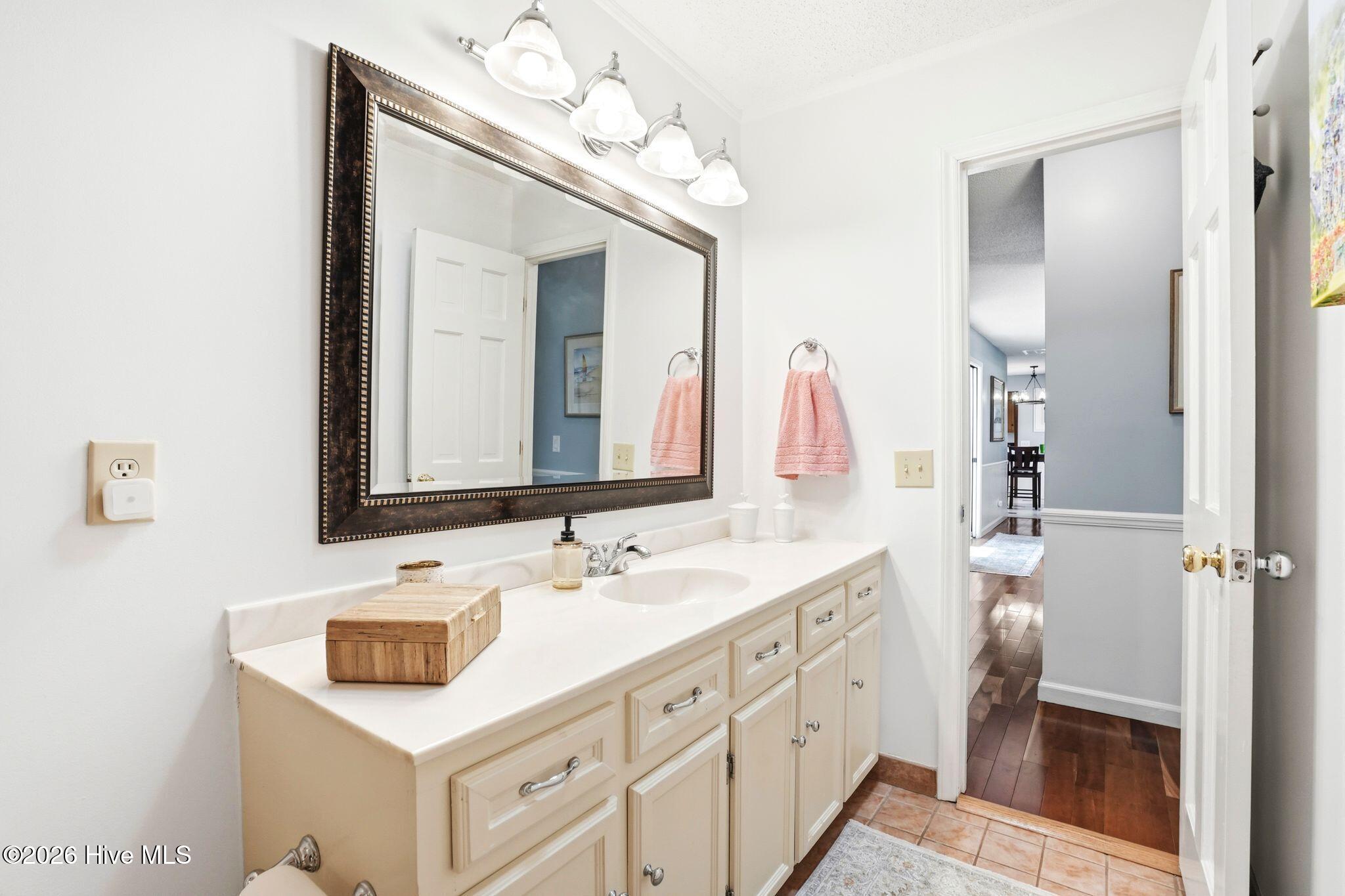 100563763 | Photo 33