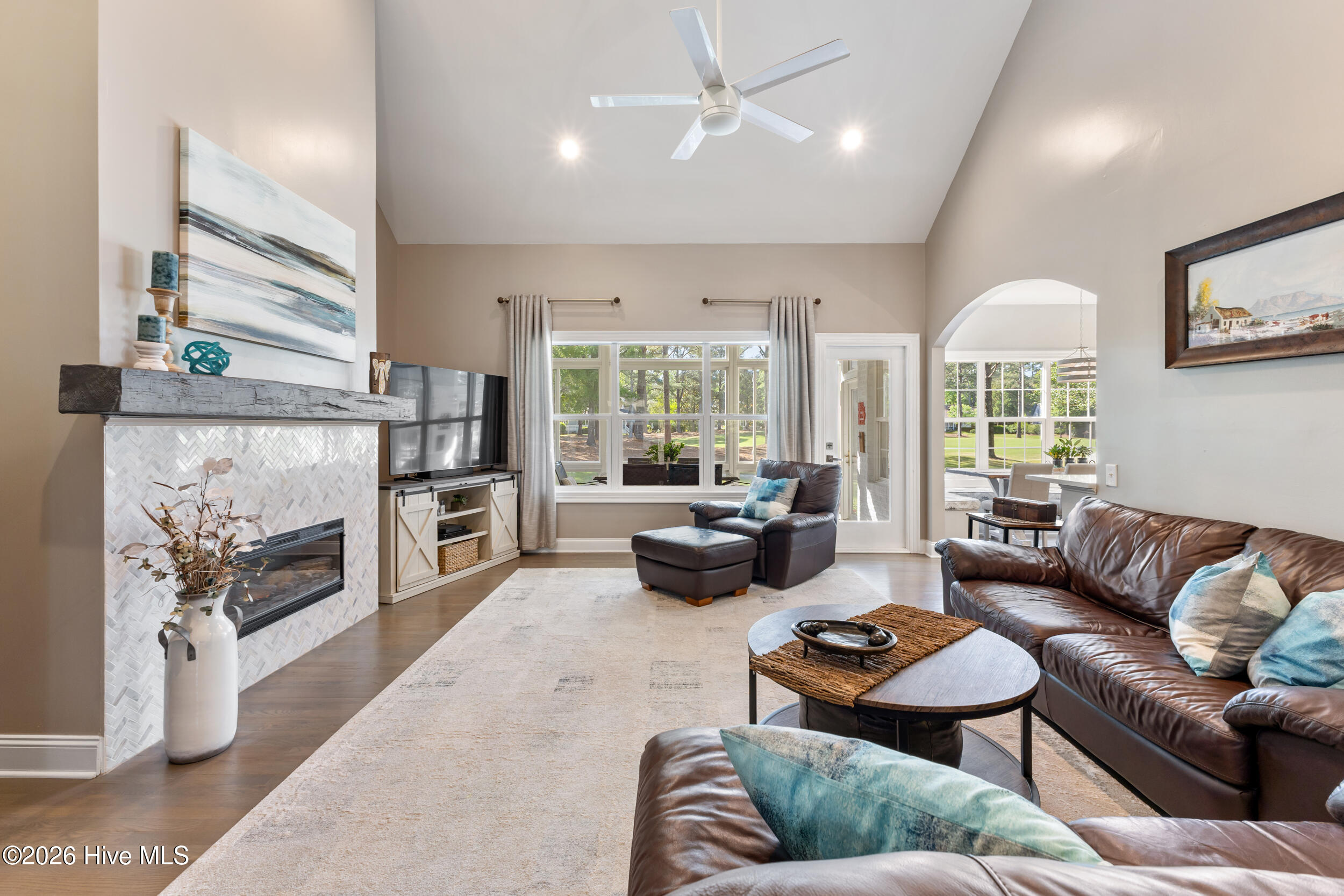 100569489 | Photo 14