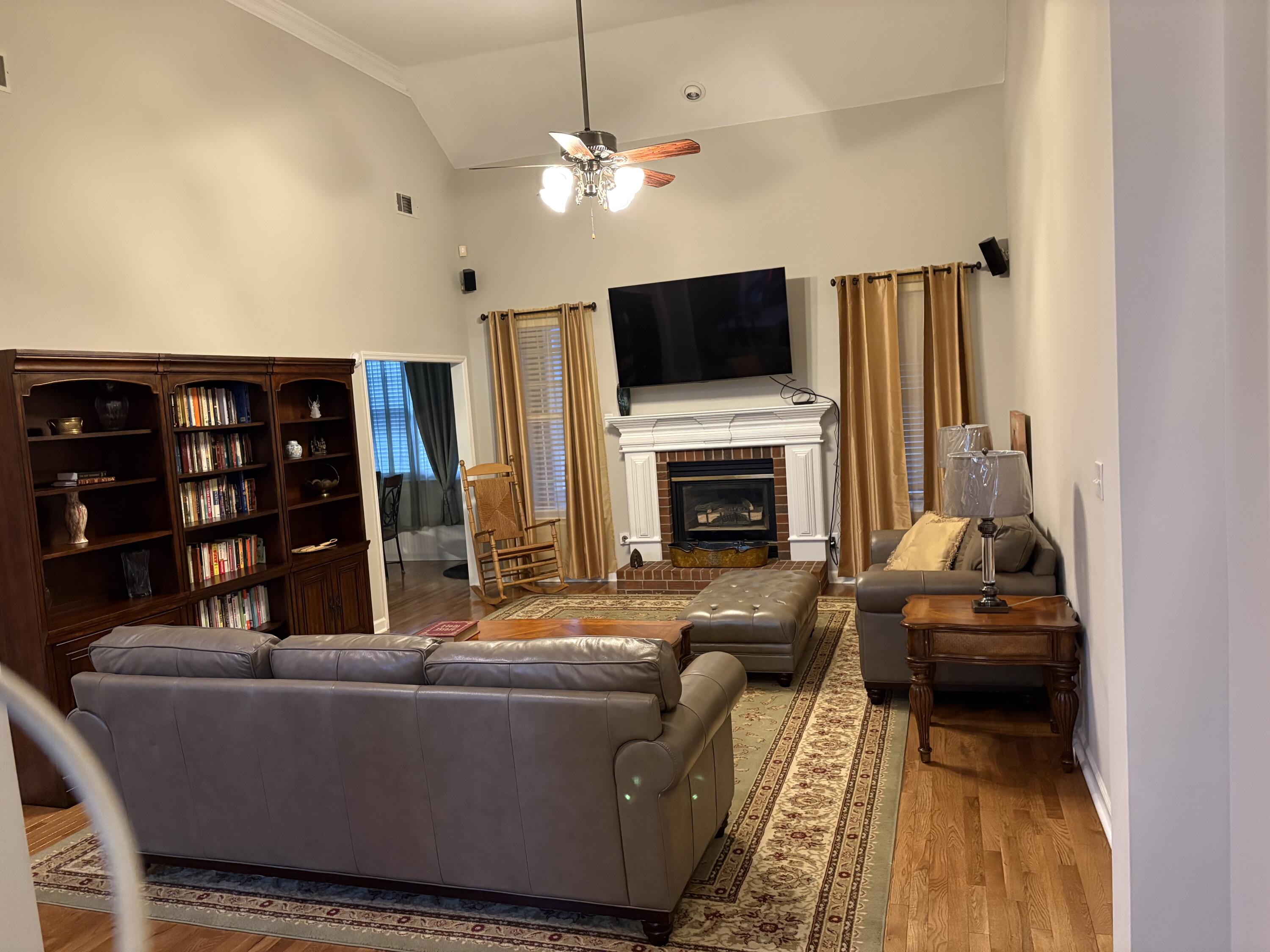 Great Room w / Fireplace